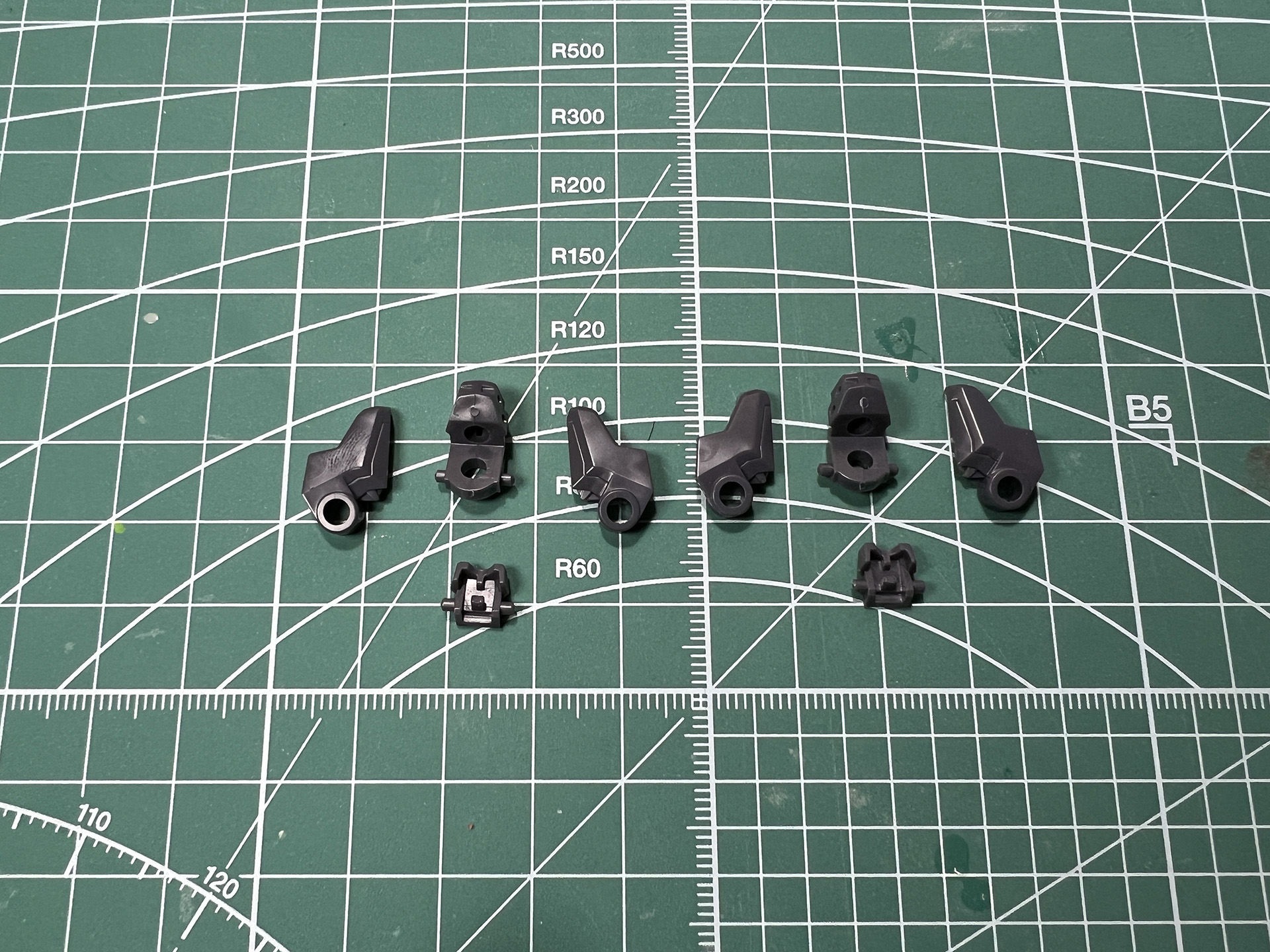 二の腕に差し込む基部となるパーツ