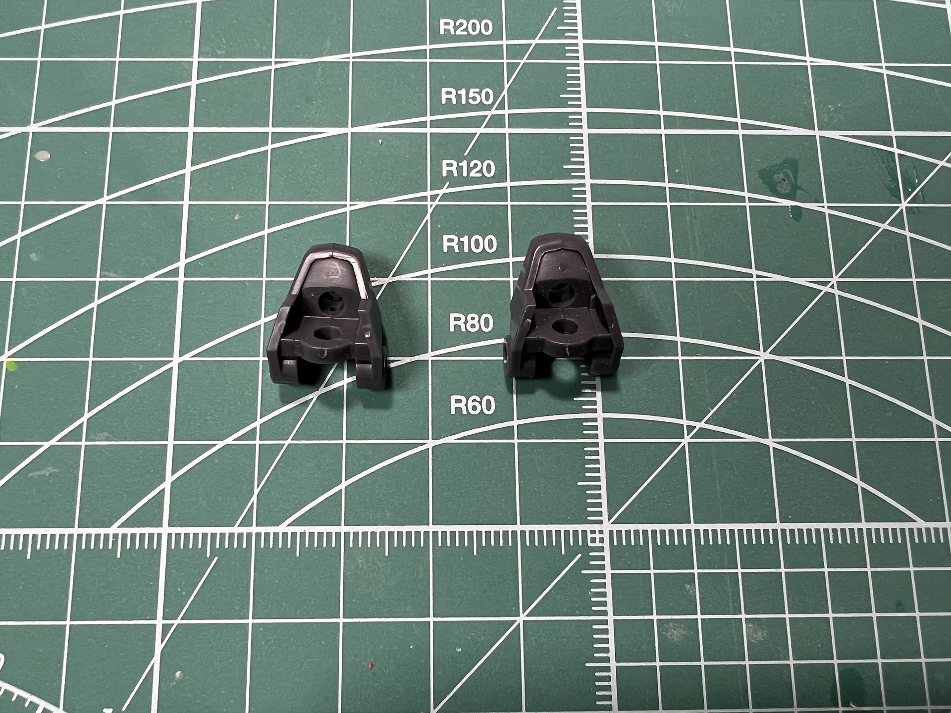 二の腕に差し込む基部となるパーツ