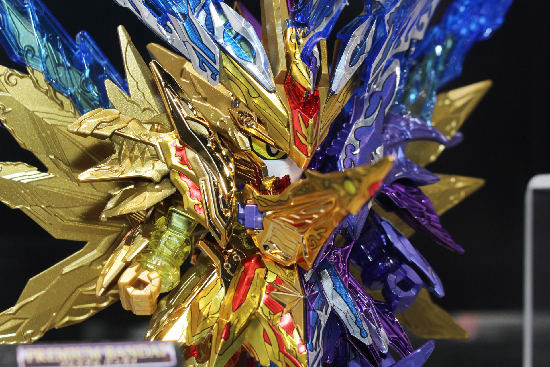 顔はこだわりのホワイトパーツ。目の色は緑と黄色の2色のシールで再現される