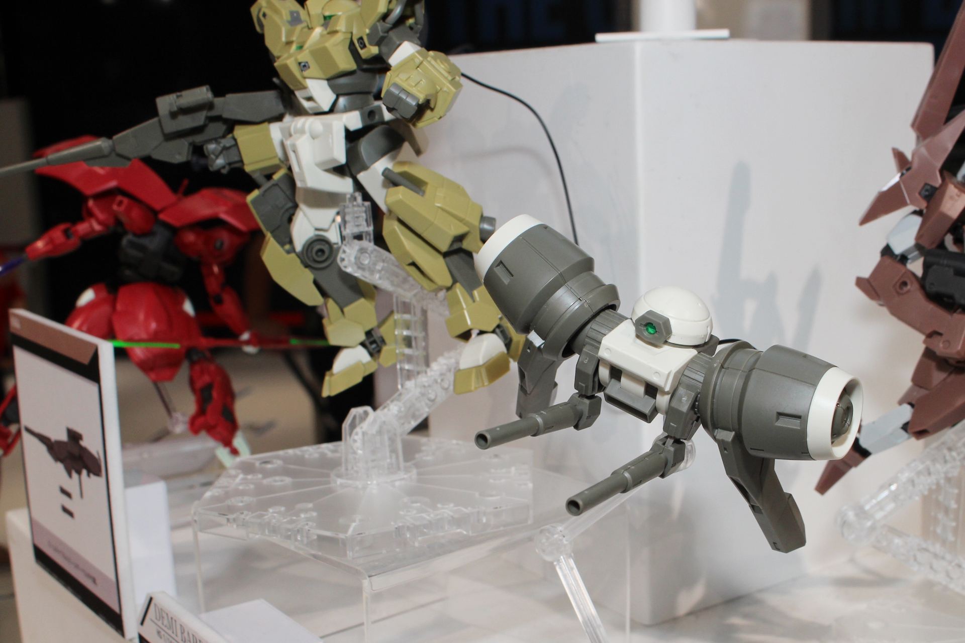 有線接続で分離稼働するバックパックをワイヤーにて表現