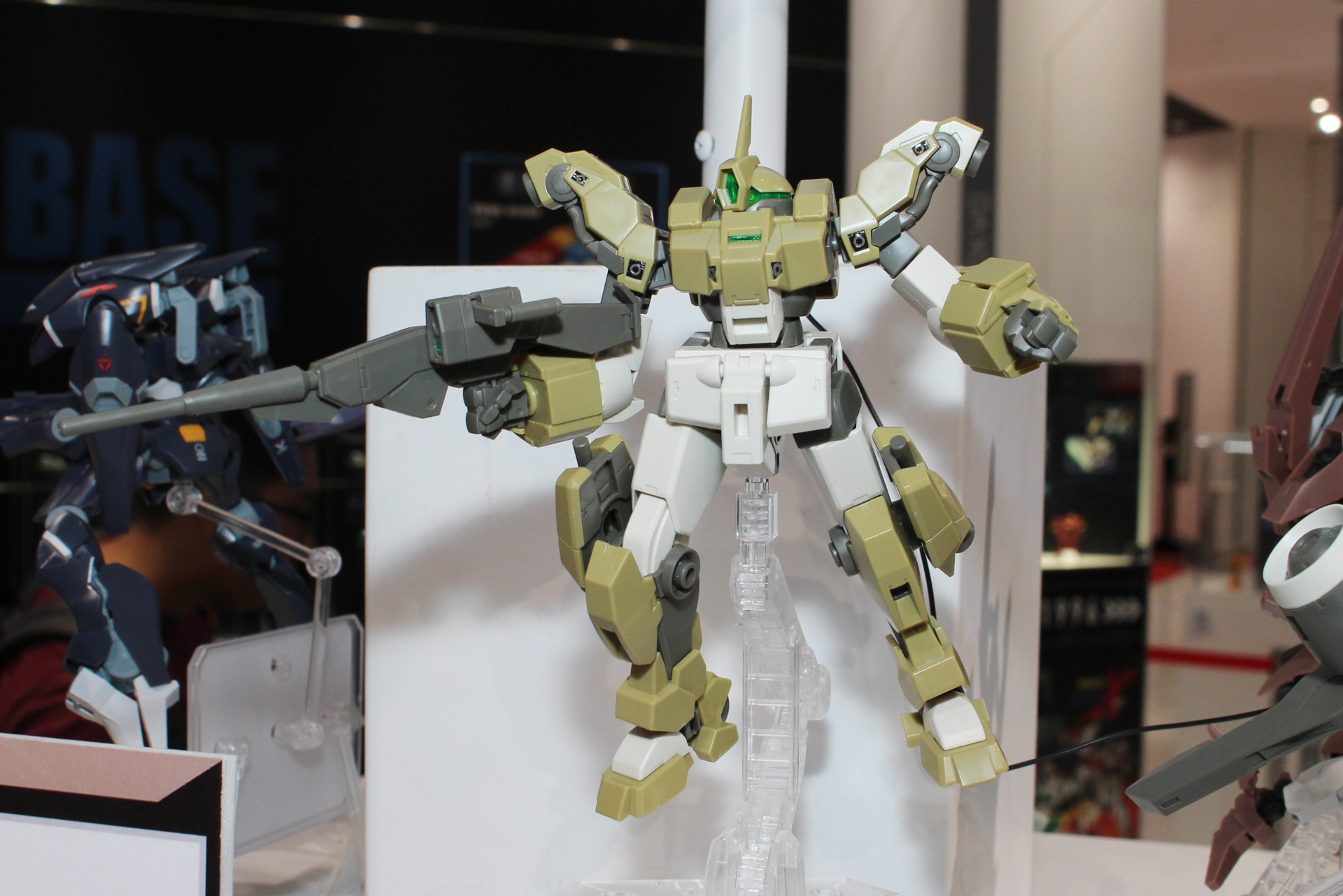 武装はビームライフルとビームサーベルが付属