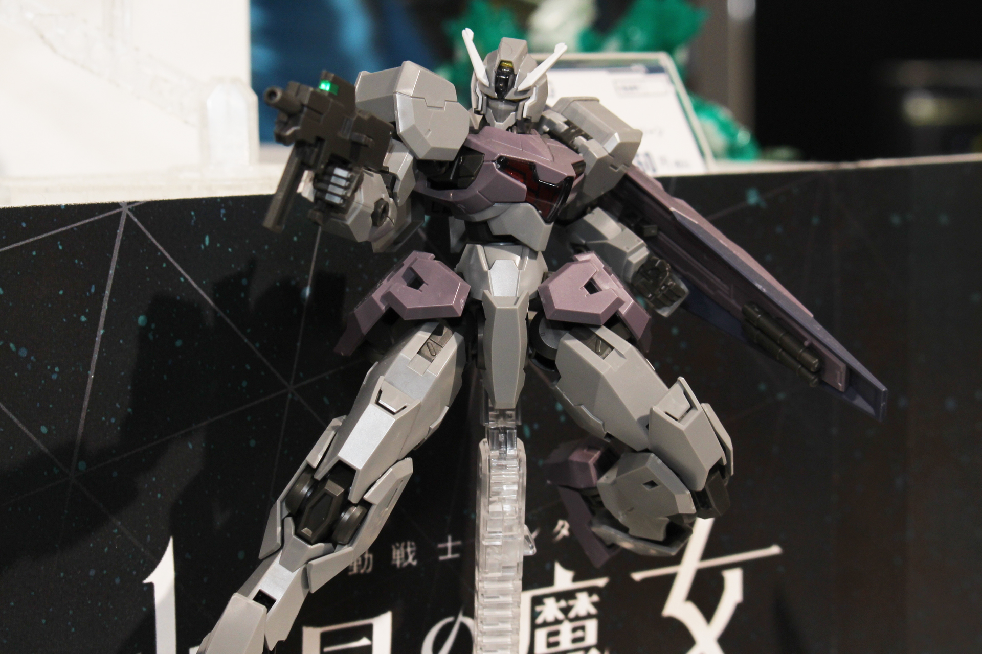 ダーク系カラーが悪役的なイメージをを強めている