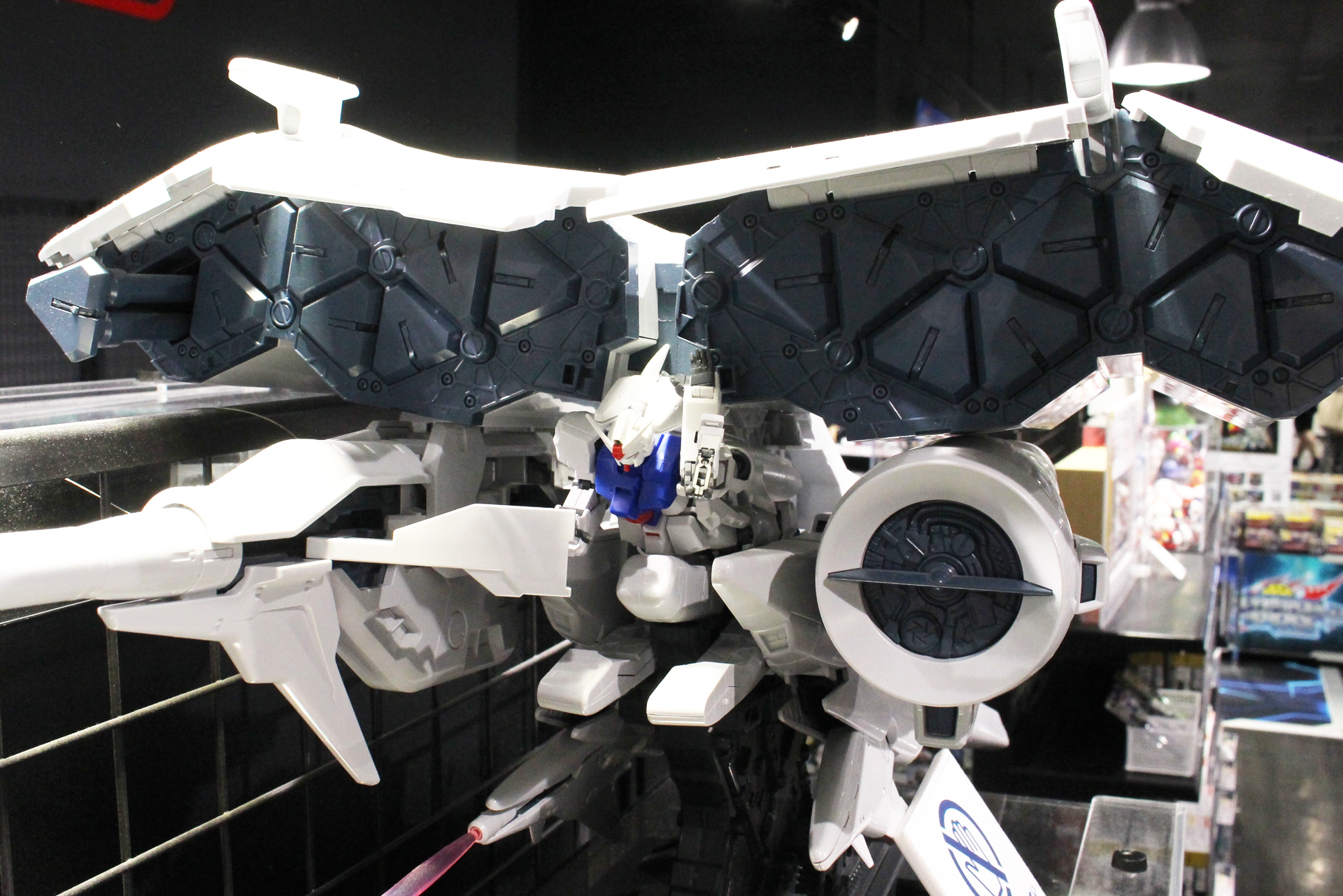 オーキスの中央にドッキングしたステイメン。もちろん分離も可能