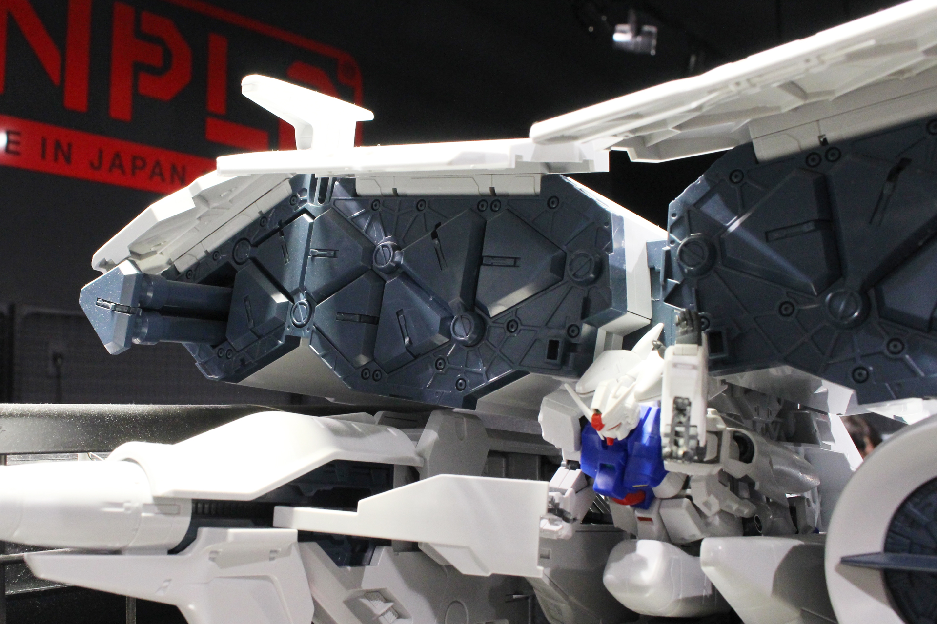 ウェポン・コンテナは展開と各種武装の引き出しギミックがある