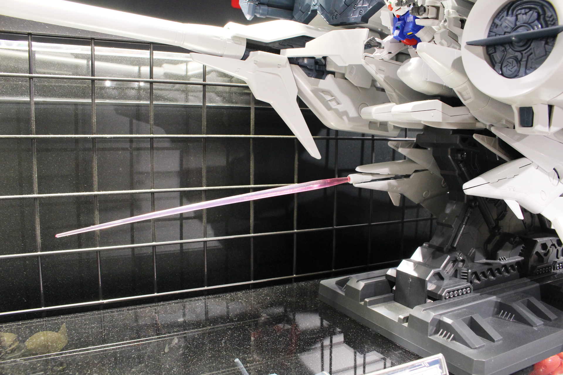 ビーム・サーベルを構えた姿も再現できる