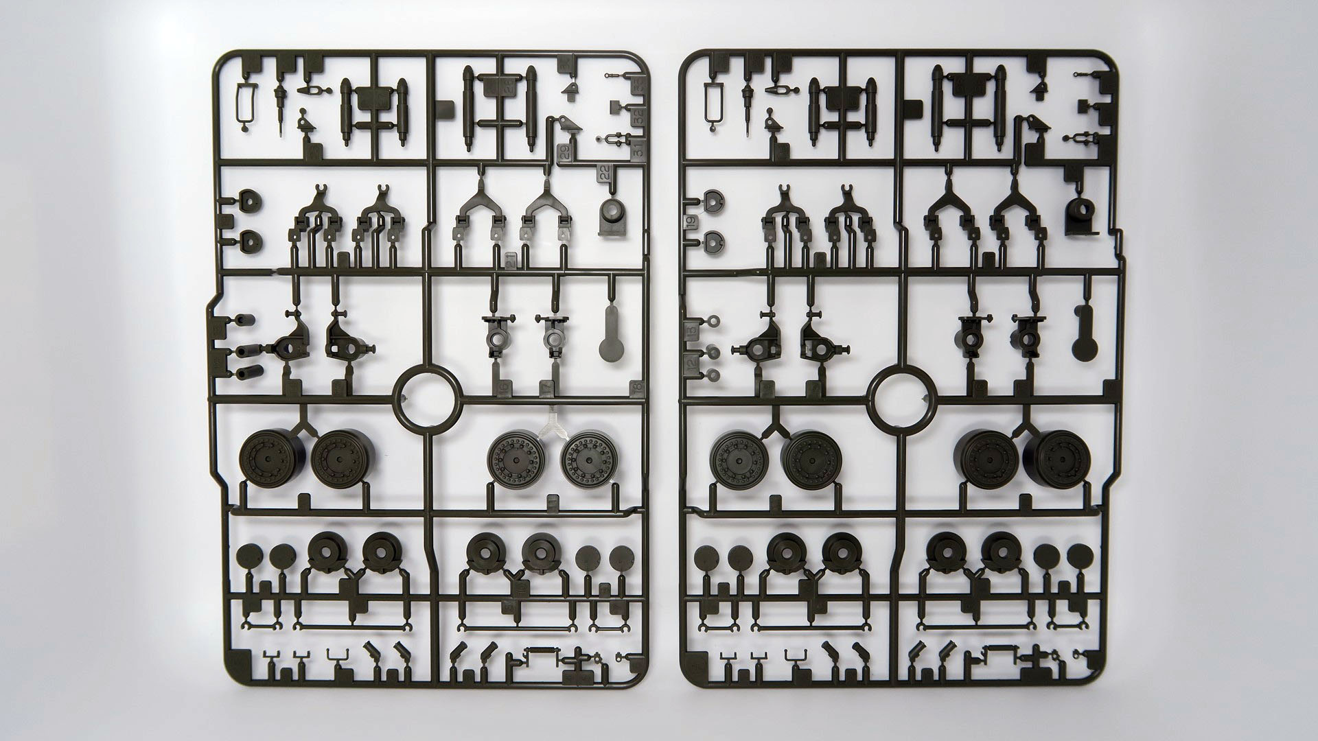 ダンパー、ホイール、アップライトなど主に足回りのパーツ