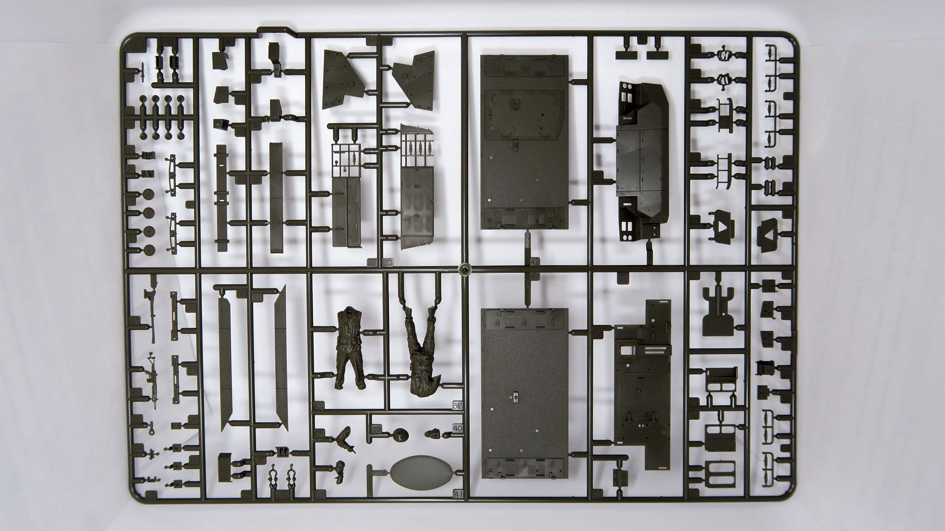 車体のディテールパーツ。細かなパーツが大量にあるため、パーツを壊さないように気をつけて作業しなくてはいけないが、すごい情報量だ