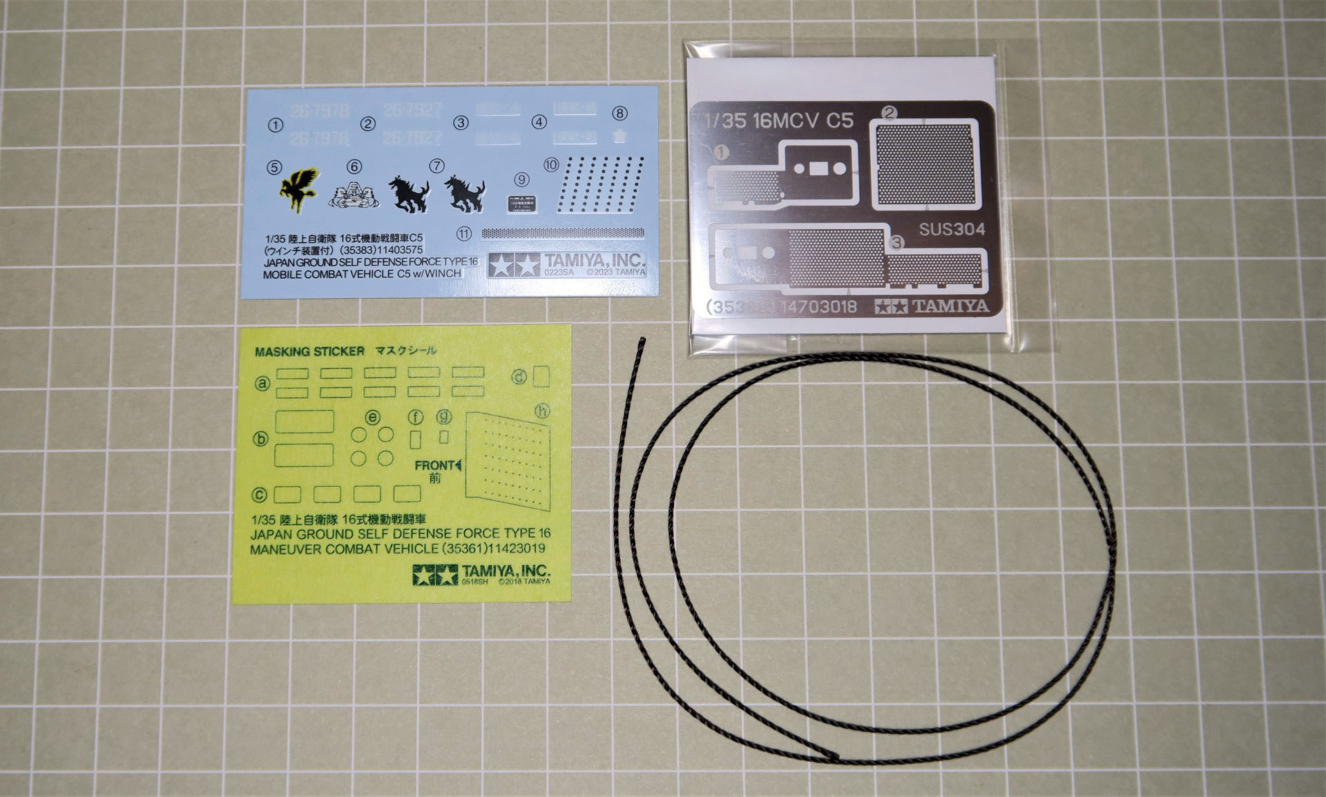 デカール、マスクシール、そしてエッチングパーツとワイヤー表現用の糸。マスクシールは印刷されている線に沿って自分で切り出して使用する