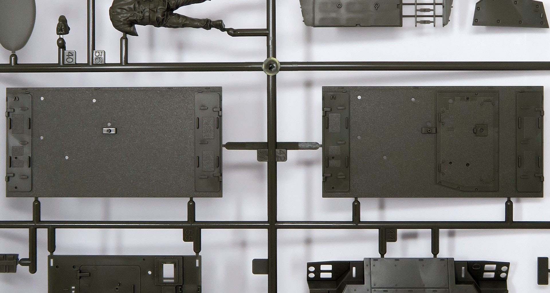 左：標準仕様用車体パーツ。右：ウインチ装置付車体パーツ。右のパーツにはウインチ装置のメンテナンスハッチが追加されている