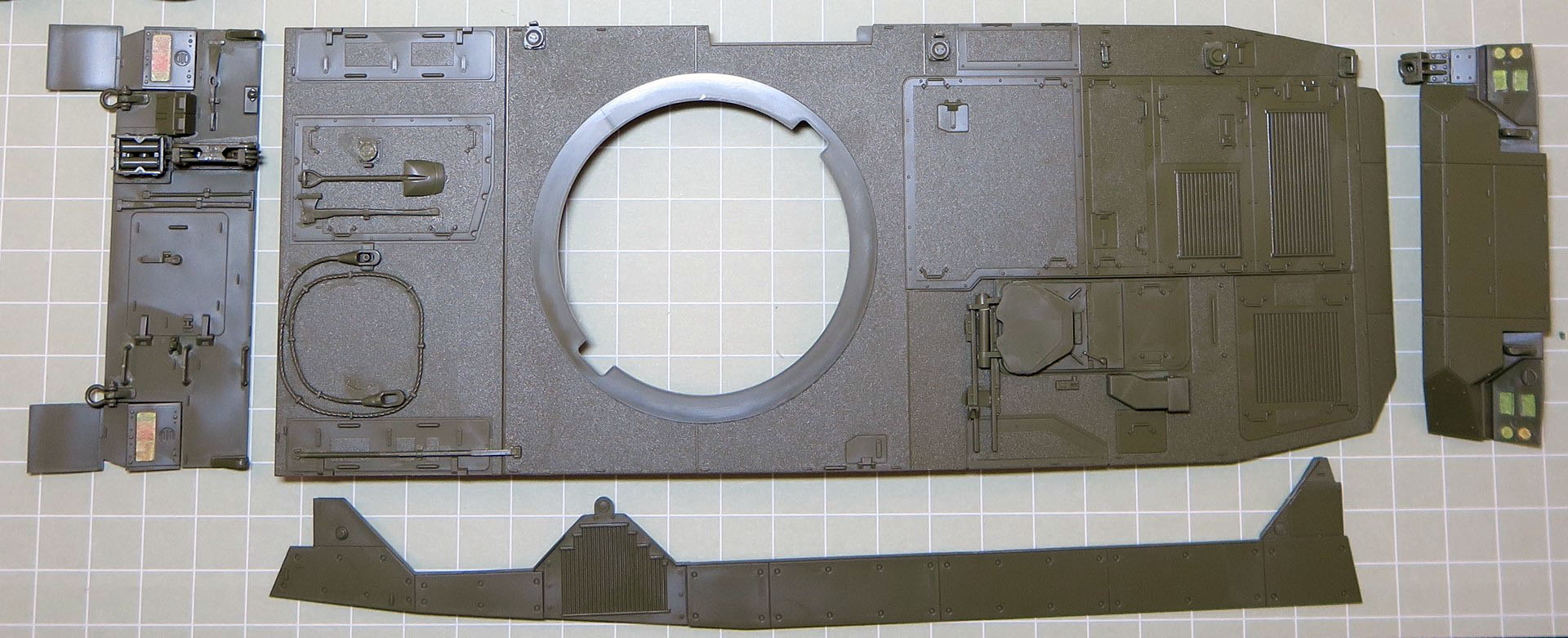 パーツ表面は細部までしっかり造形されている。フロントパネルとリヤパネルのライト部分にはクリアパーツが使用されており、塗装時用のマスクシールが付属している