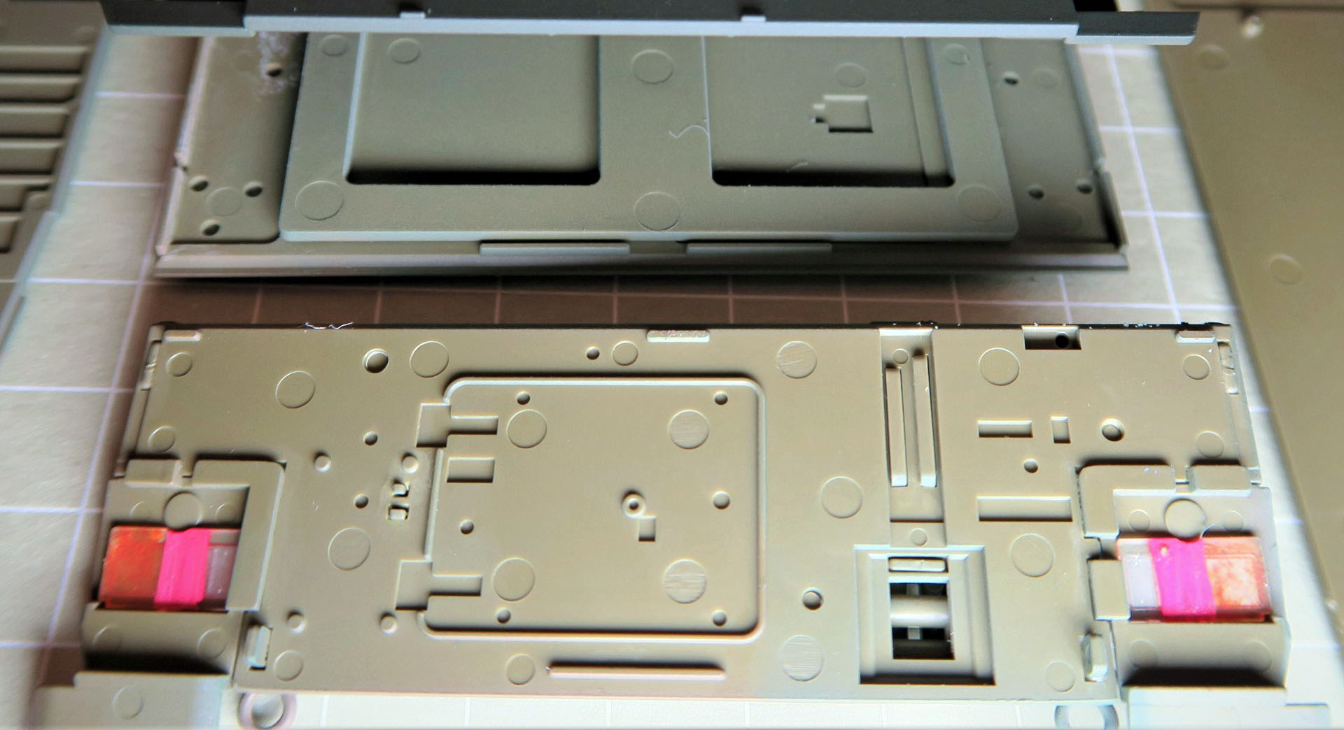 ライト部分のクリアパーツは裏からはめ込む。接着してしまうため、画像のパーツには先に塗装を施した