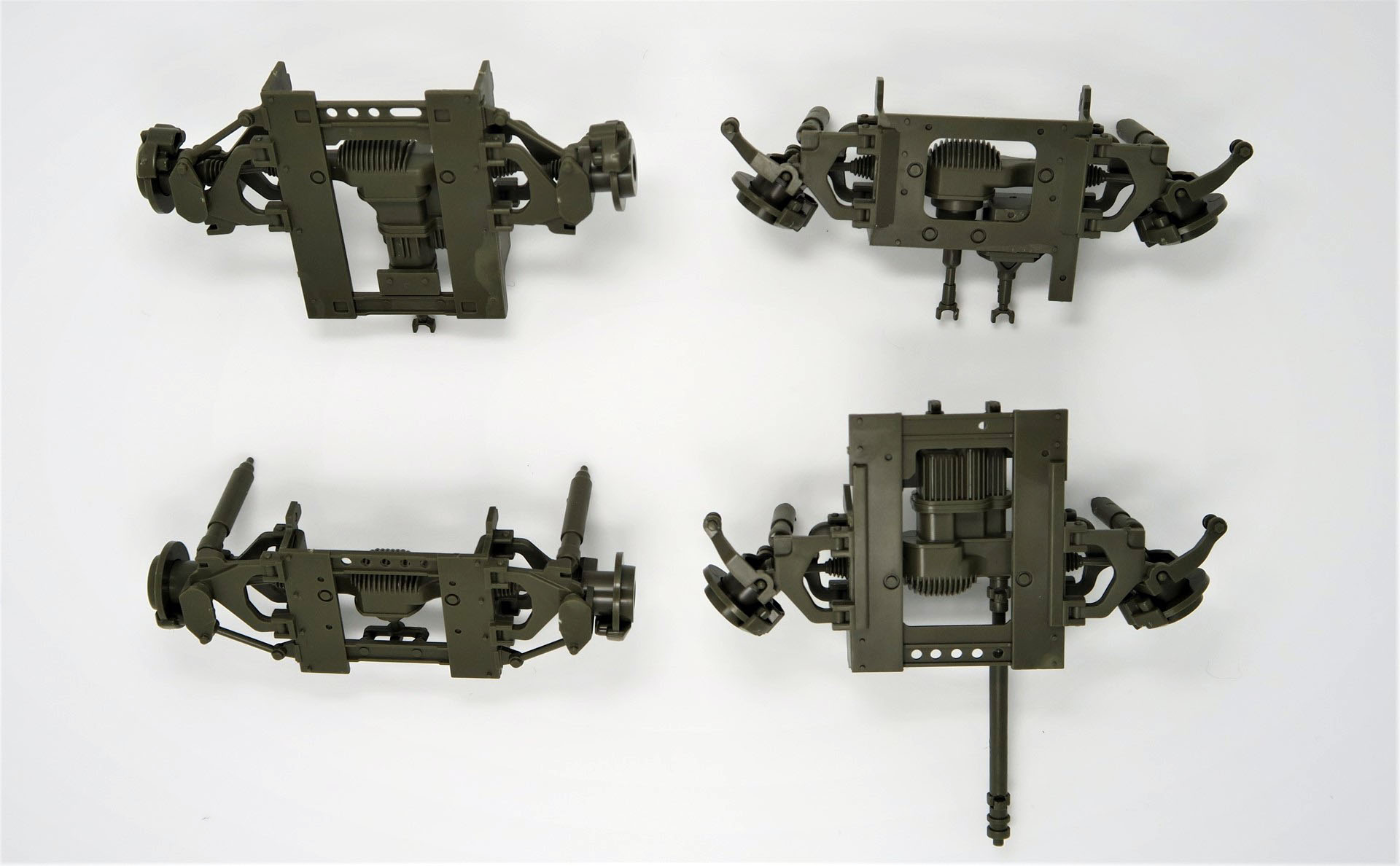 左：リヤ4輪のサスペンションとアップライト。右：フロント4輪のサスペンションとアップライト。フロントのアップライトは可動するが、リヤのものは固定されている