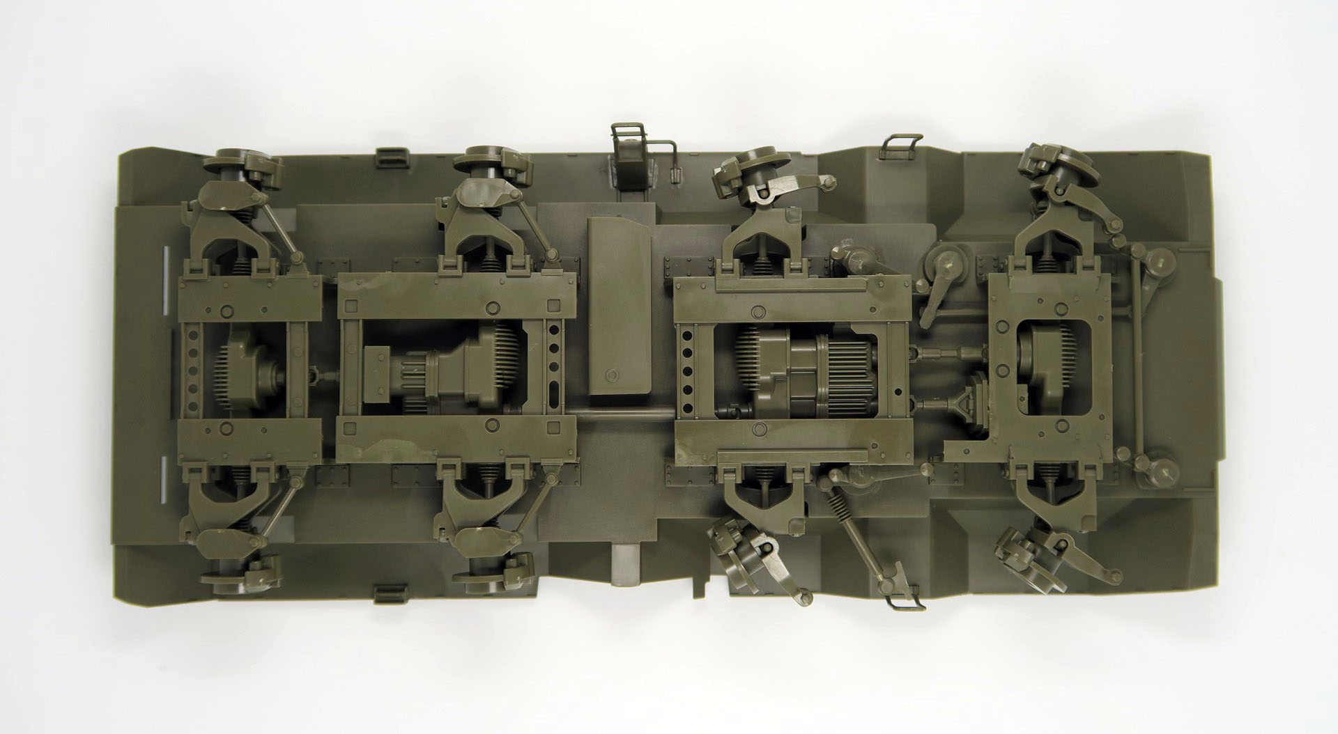 左：リヤ4輪のサスペンションとアップライト。右：フロント4輪のサスペンションとアップライト。フロントのアップライトは可動するが、リヤのものは固定されている