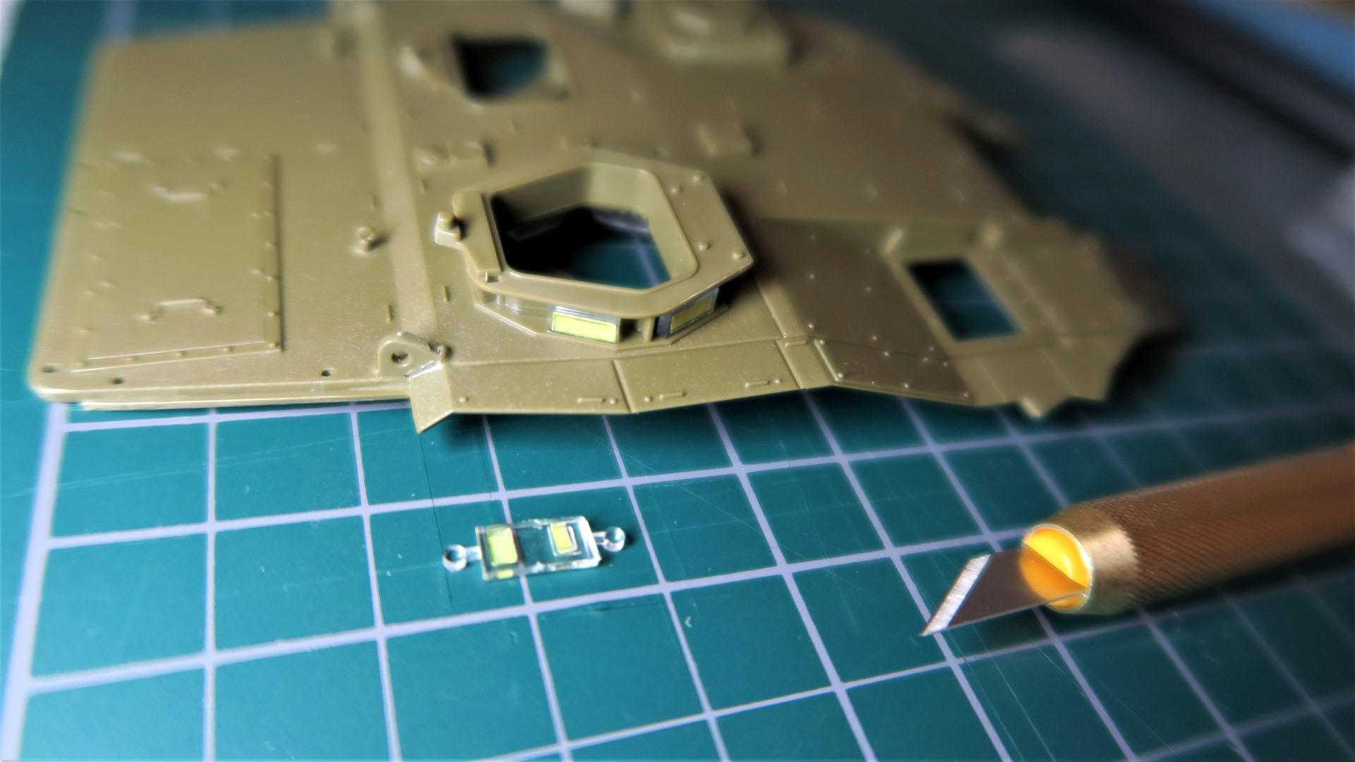 塗装する場合は取り付ける前にクリアパーツにマスクシールを貼る必要がある。かなり細かい作業だ