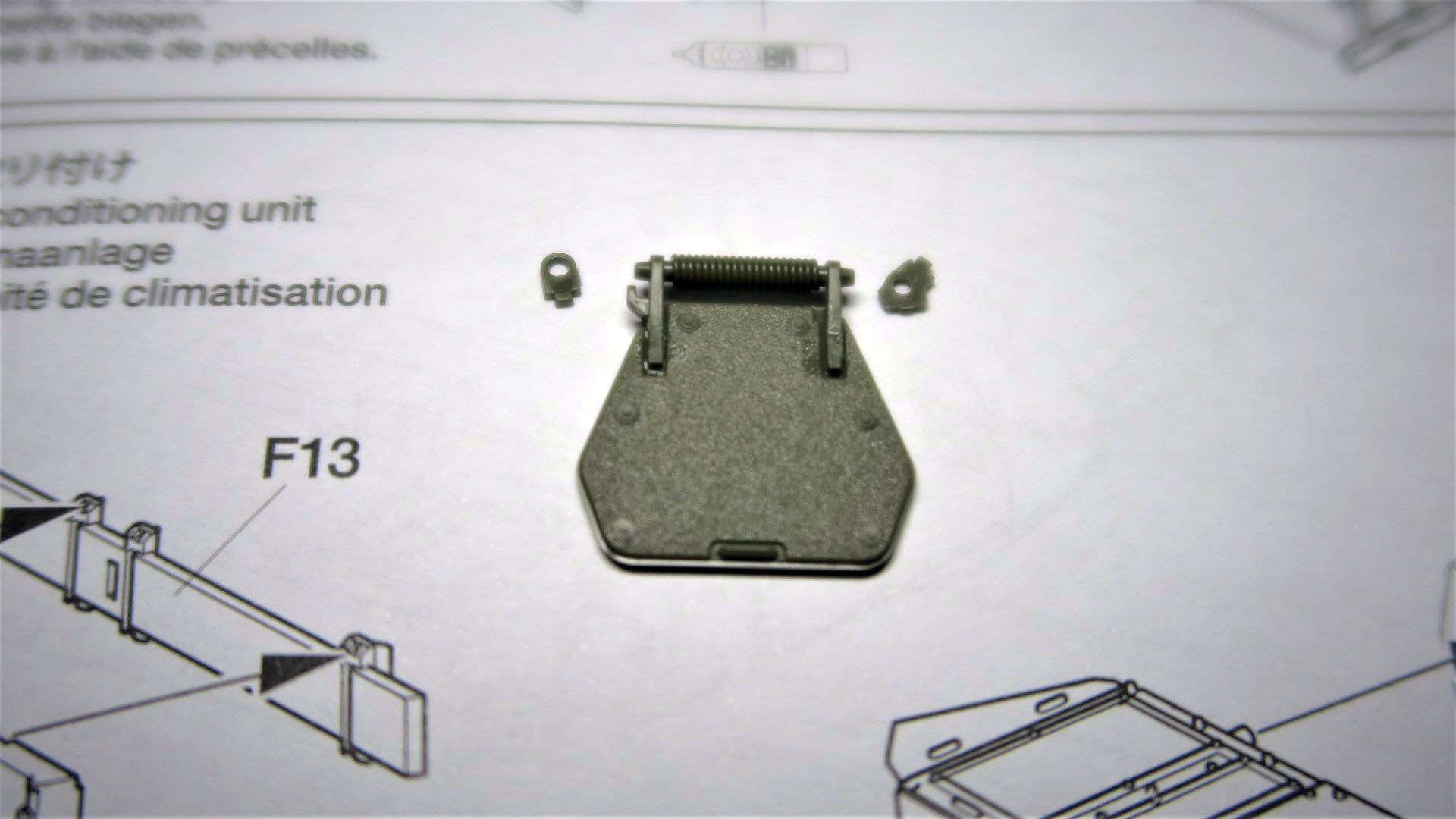 砲塔のハッチは小さなパーツながらちゃんと可動するつくりになっている