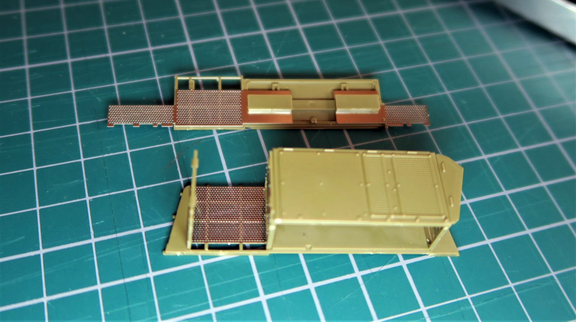 砲塔バスケット部分には３つのエッチングパーツを使用する