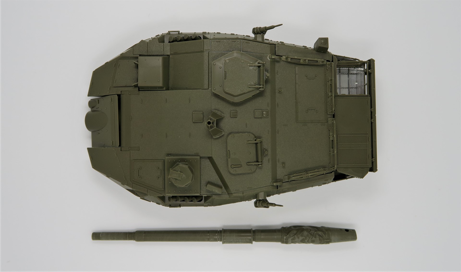 バスケット内の箱状の物がエアコンユニット、外側に設置されている長方形の物がクリーニングロッドケース