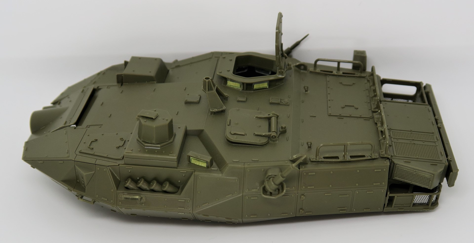 バスケット内の箱状の物がエアコンユニット、外側に設置されている長方形の物がクリーニングロッドケース