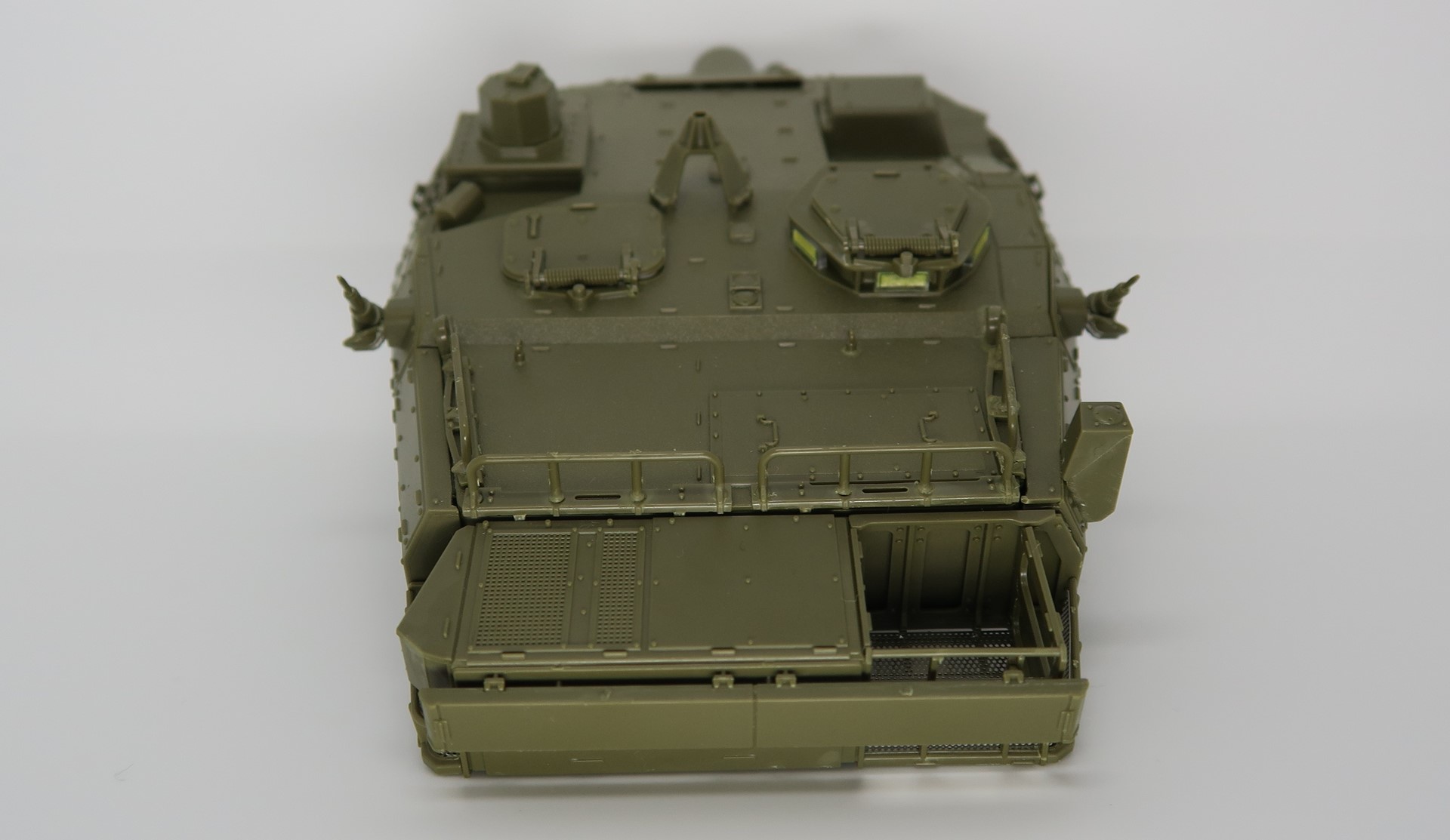 バスケット内の箱状の物がエアコンユニット、外側に設置されている長方形の物がクリーニングロッドケース