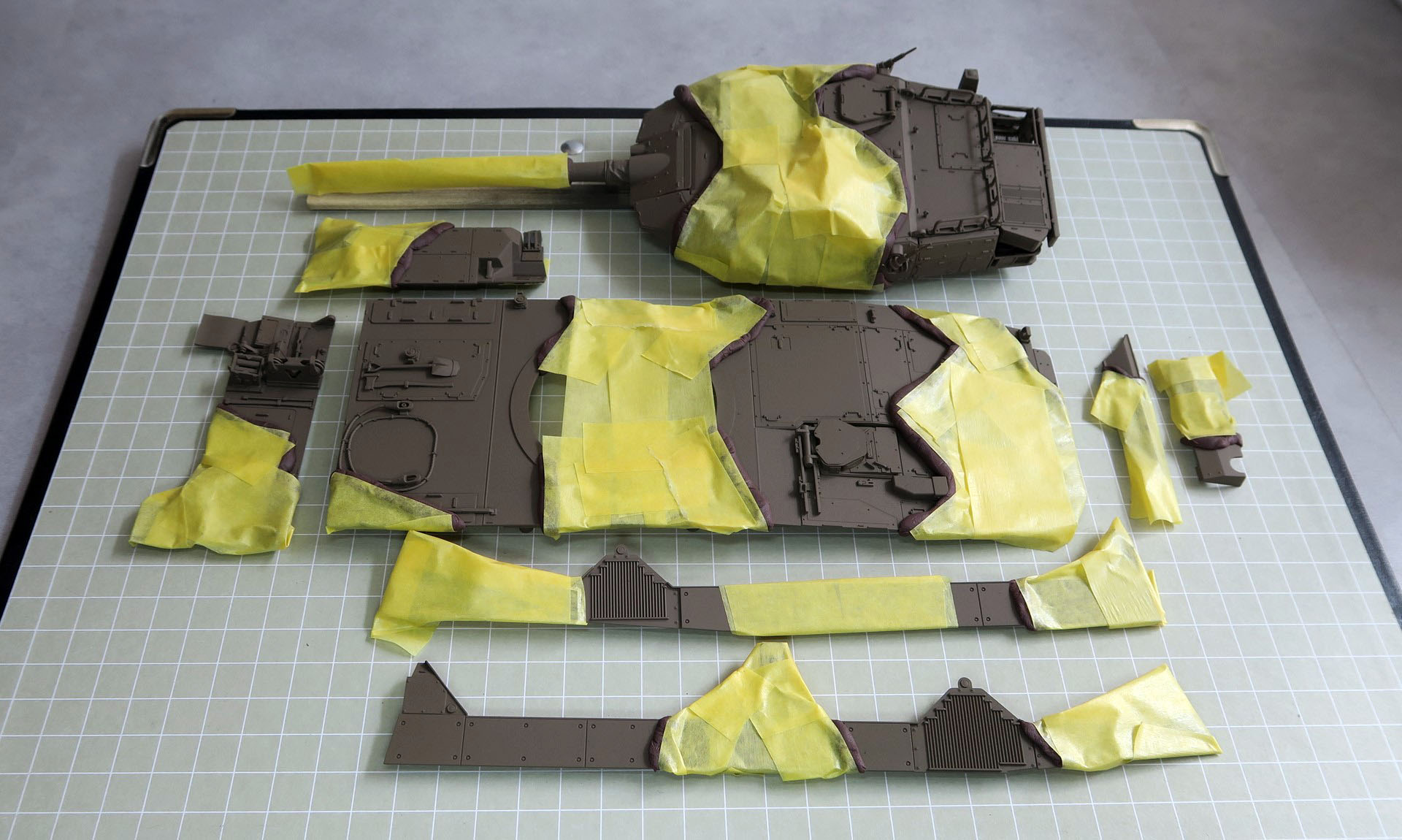 各パーツの塗装したくない箇所にマスキングを施す