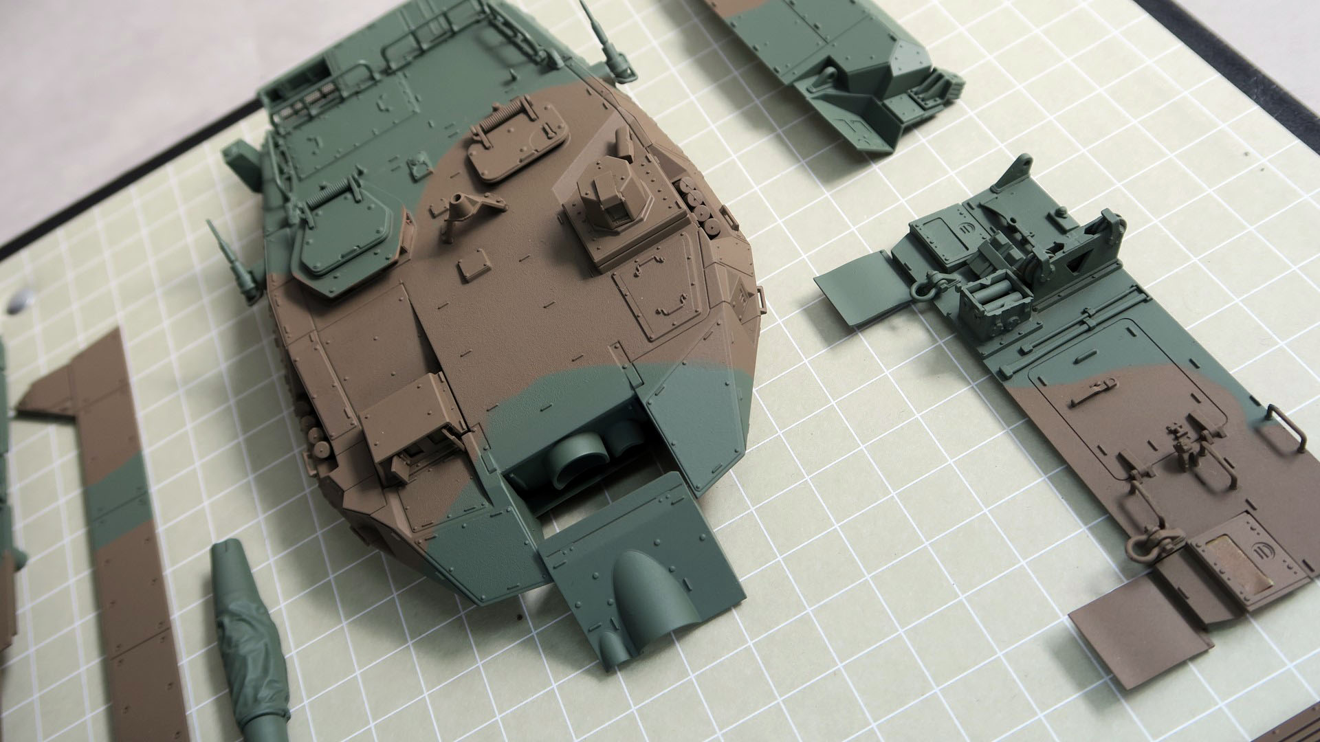 マスキングテープを剥がす。失敗なくちゃんと迷彩柄になっていて一安心