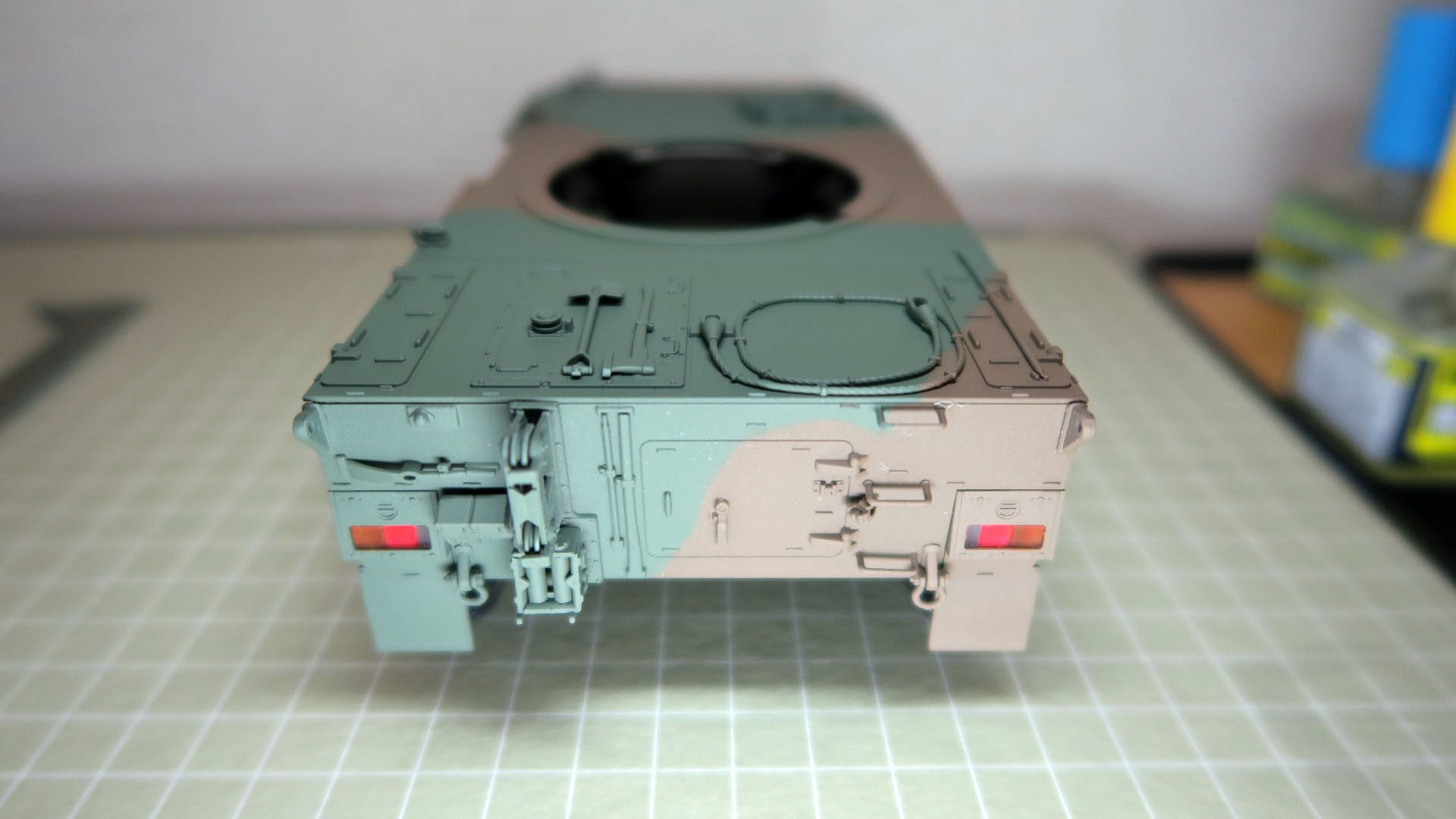 車体のパーツを取り付けていく。マスクシールのおかげでクリアパーツが塗装からしっかり守られている