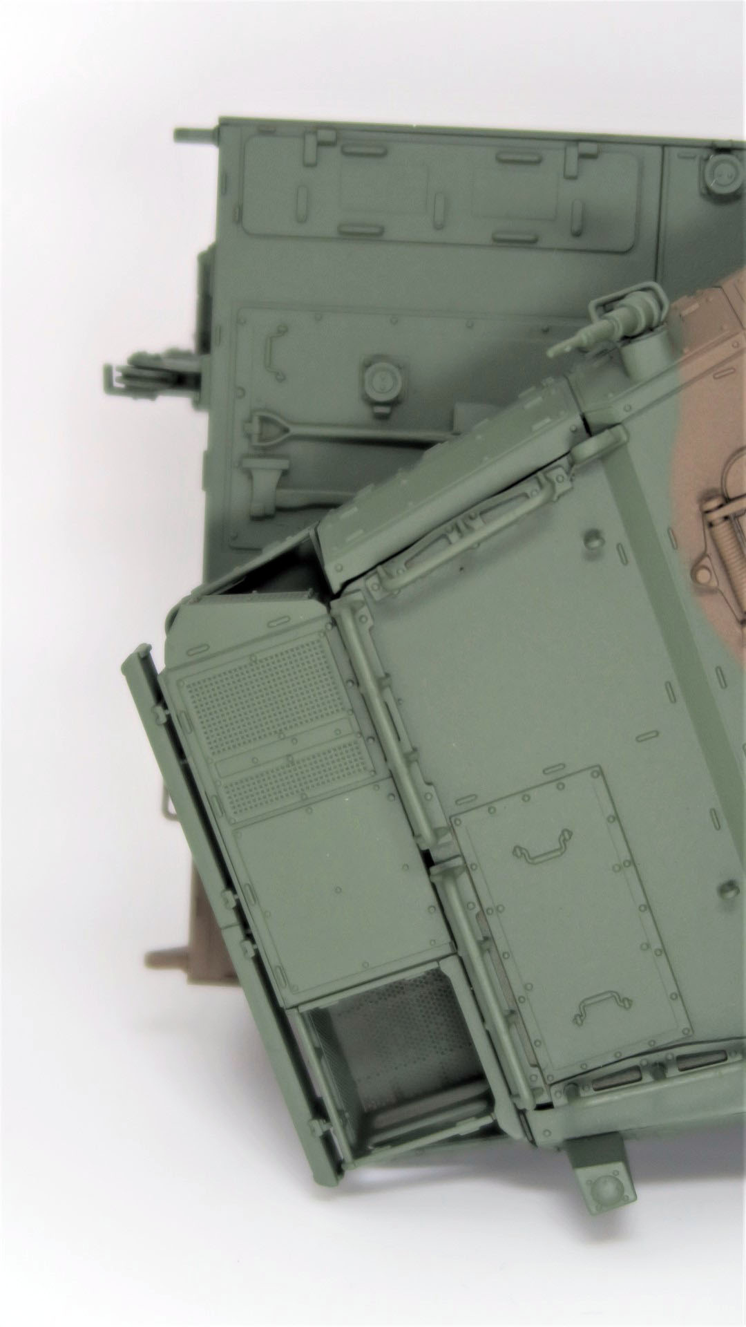 砲塔バスケットの大型化に加え、エアコンとクリーニングロッドケースを新たに設置