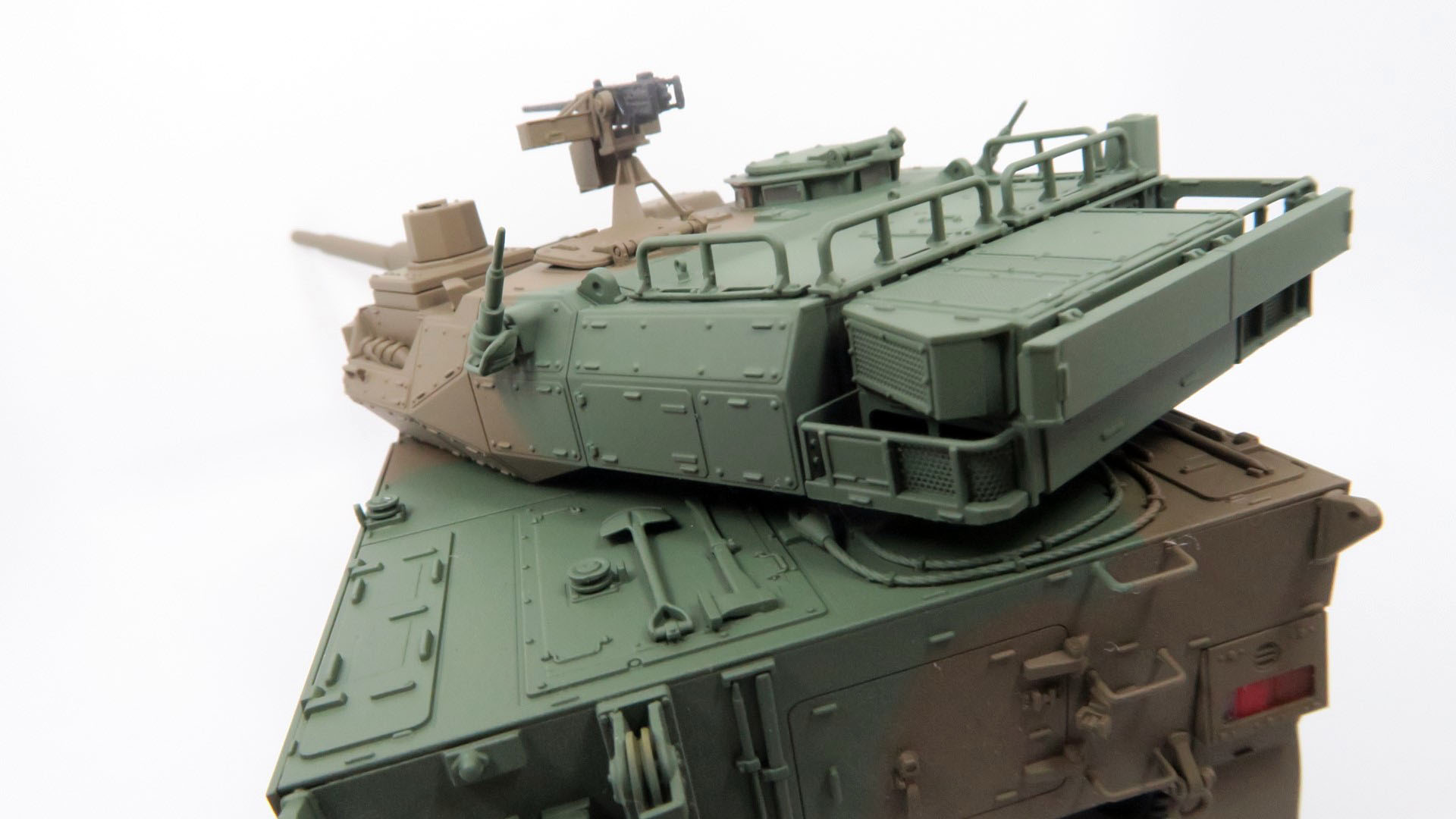 砲塔上部にアングル（柵）を増設