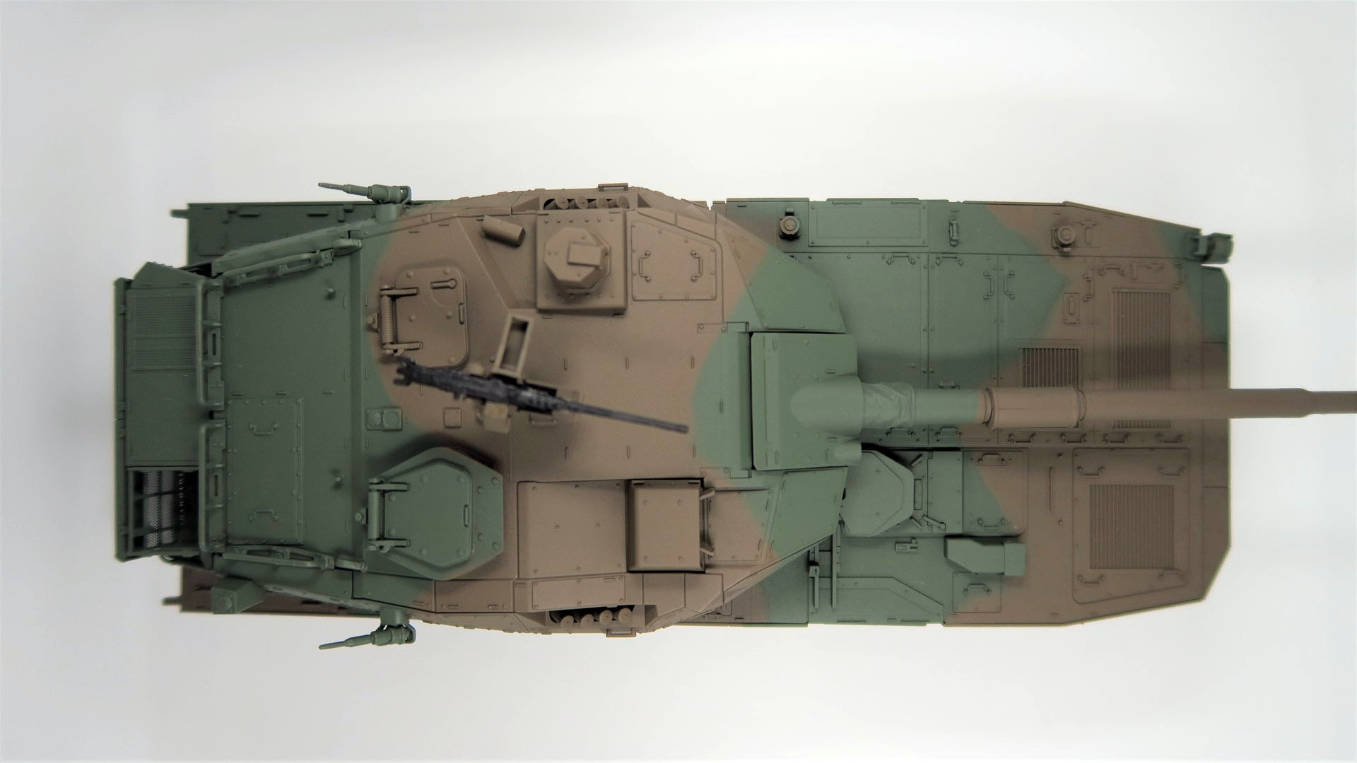 塗装によって画像ではわかりにくくなってしまったが、砲と車体上部の全体に滑り止めの追加設置がある