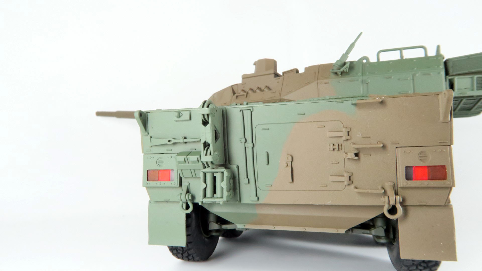 16式C5から登場したウインチ装置。ウインチ装置にはプーリーとなるローラーパーツがいくつも使われており、触れると動かすことができる