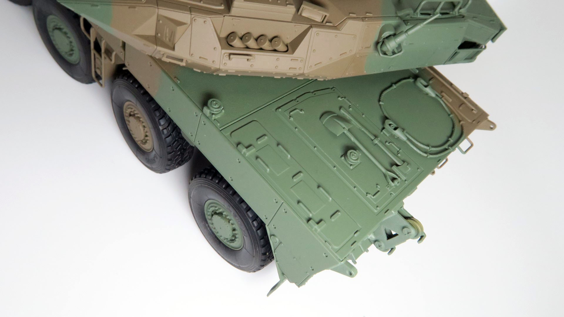 ウインチ装置付の車体上面にはメンテナンスハッチが設けられており、スコップなどの装備品はそこに設置されている