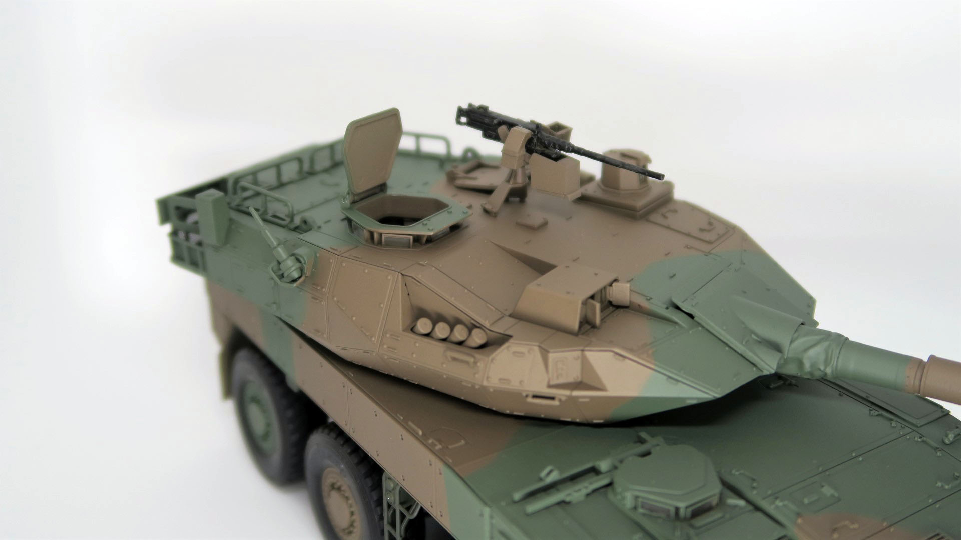 ハッチは可動式で砲塔内部の乗員設置用のパーツに車長、装填手フィギュアを乗せることができる