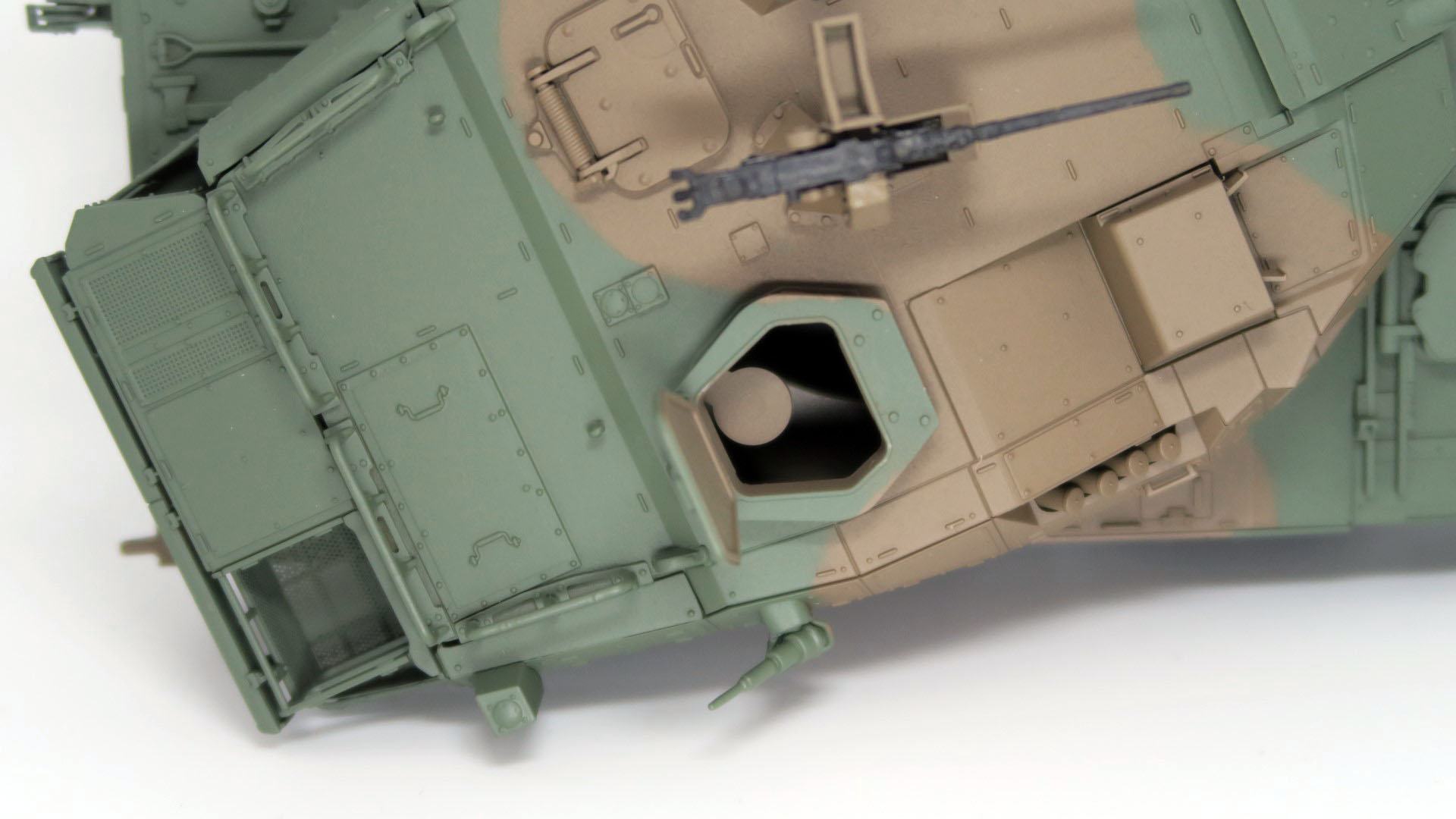ハッチは可動式で砲塔内部の乗員設置用のパーツに車長、装填手フィギュアを乗せることができる