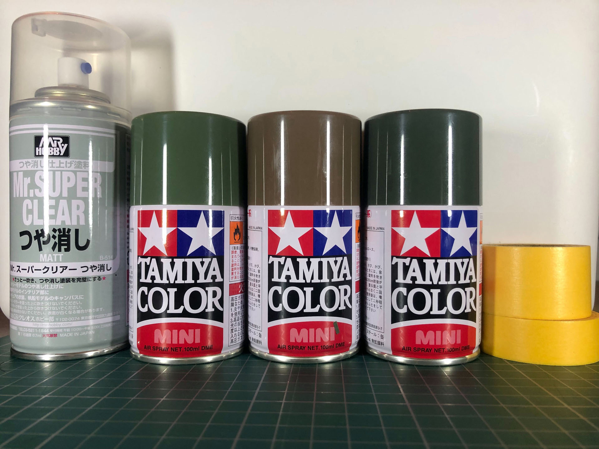 左から、「Mr.スーパークリアー つや消し」、「タミヤスプレー TS-70 OD色（陸上自衛隊）」、「タミヤスプレー TS-90 茶色（陸上自衛隊）」、「タミヤスプレー TS-91 濃緑色（陸上自衛隊）」。