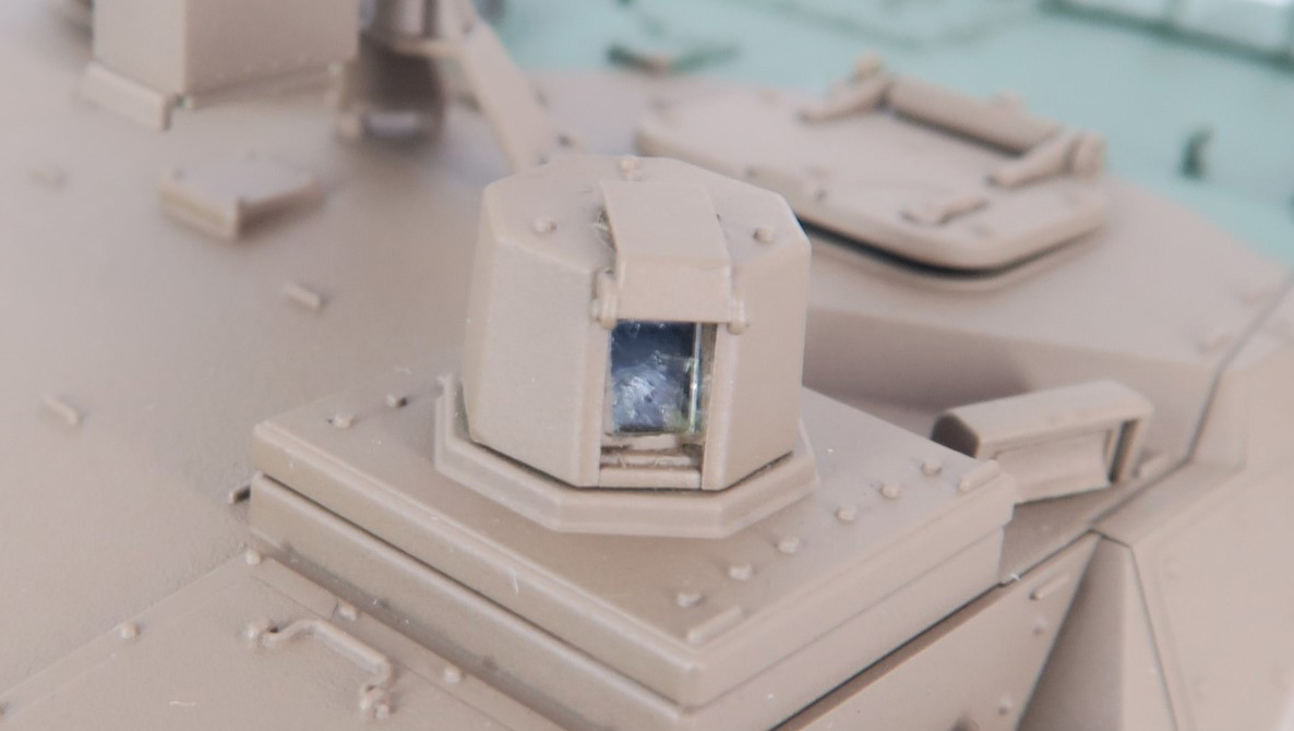 車長用ハッチののぞき窓同様に車長と砲手用のサイト部分にもクリアパーツが使用されている