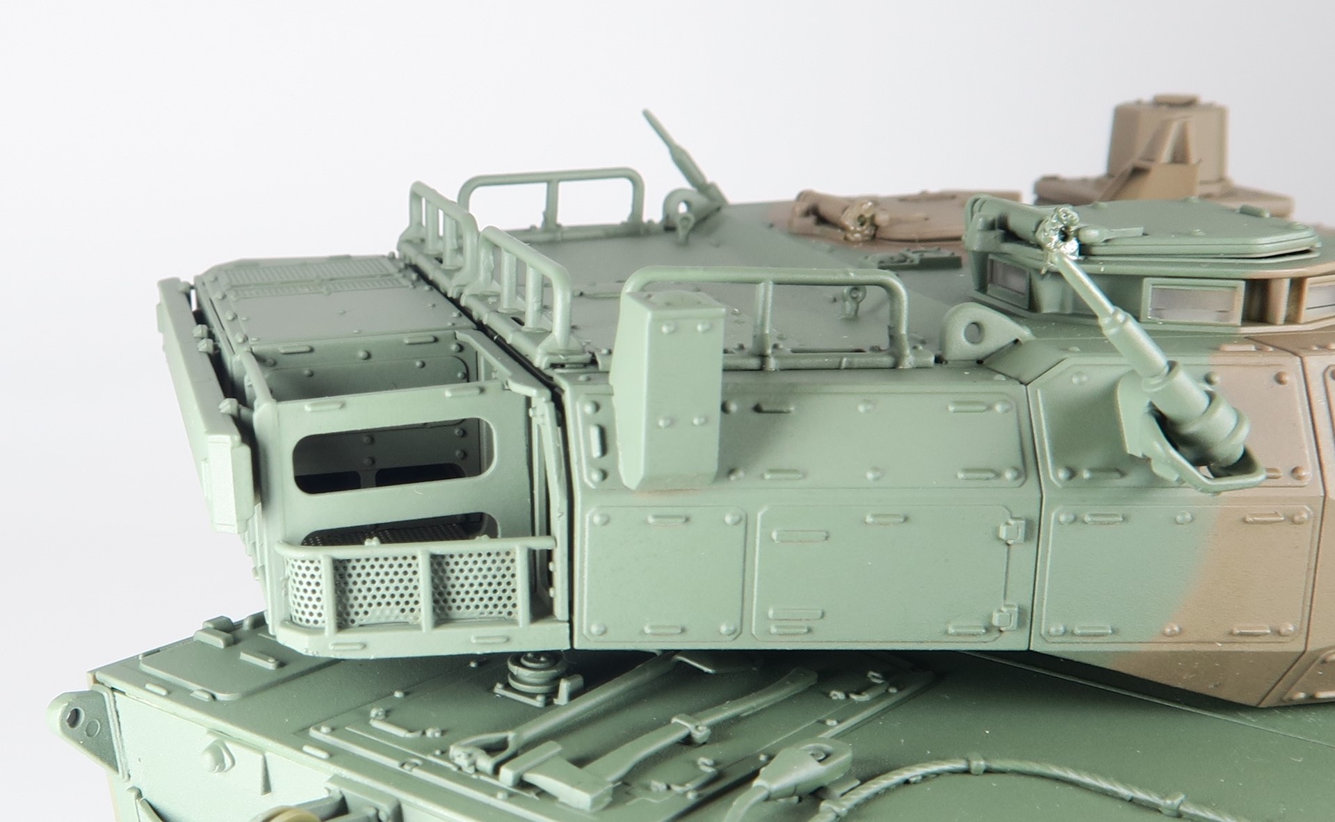 アングル増設に伴い、上方に移動されたGPSアンテナマスト