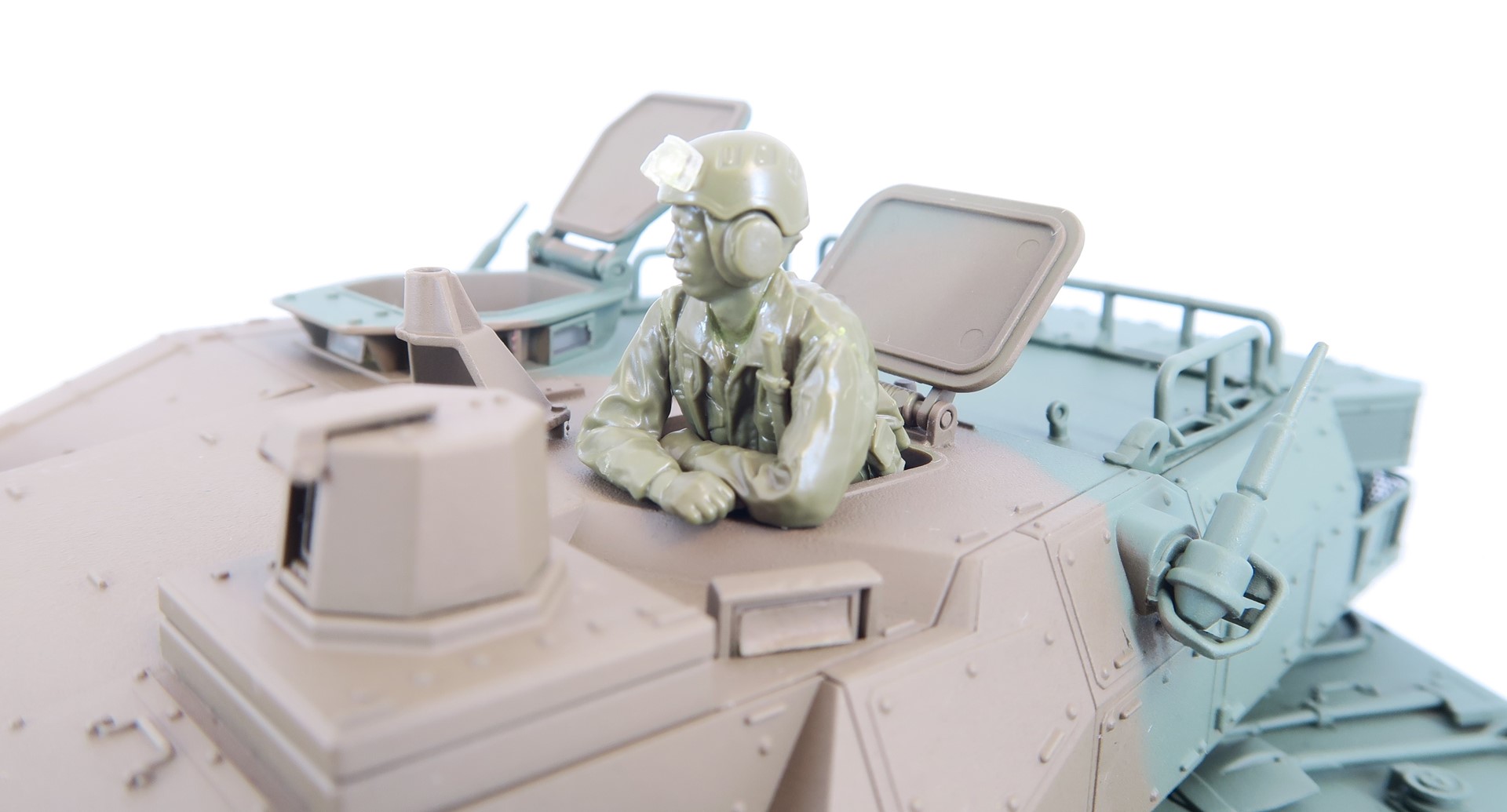 キットには車長、装填手と乗員の３つの人形が付属している