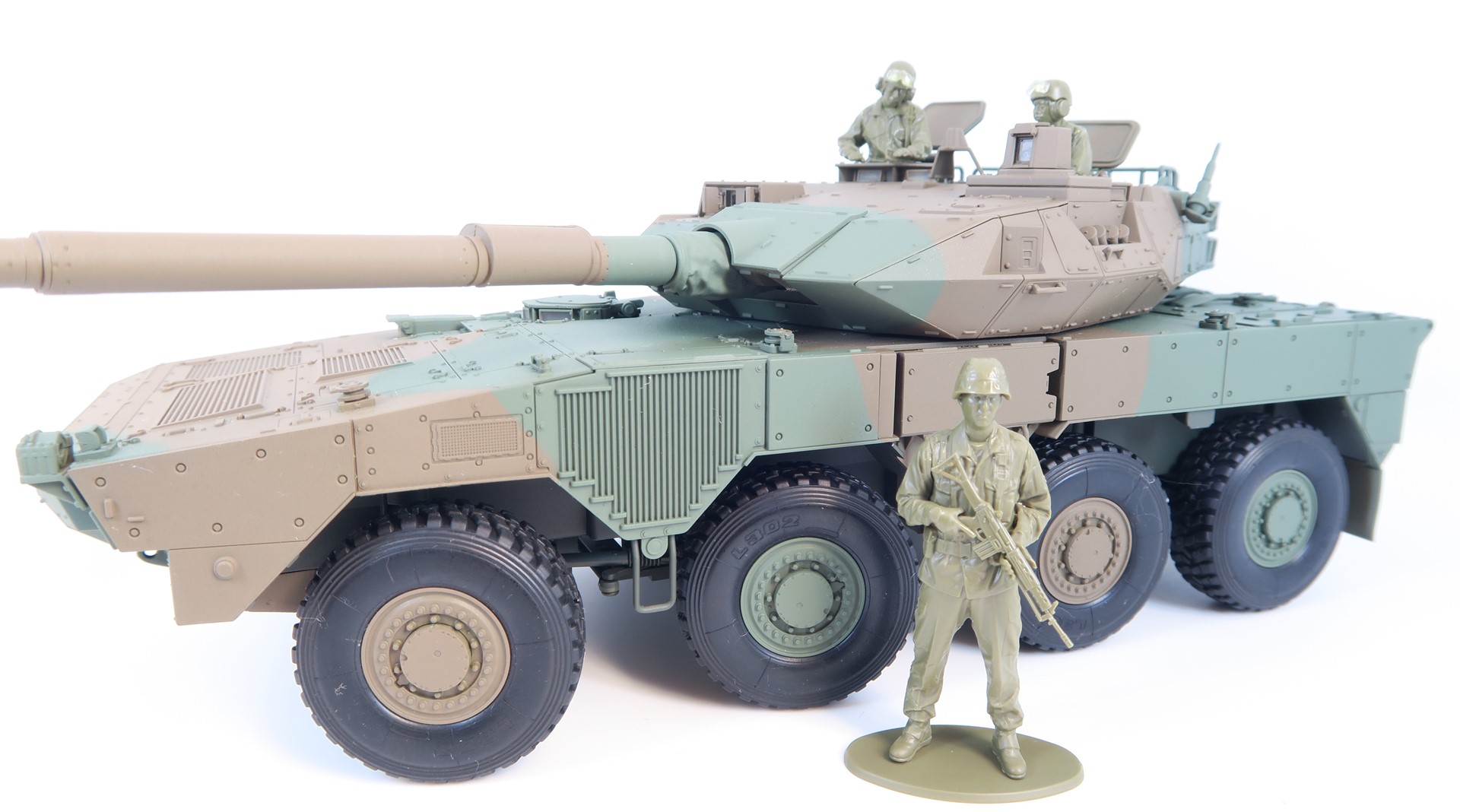 キットには車長、装填手と乗員の３つの人形が付属している