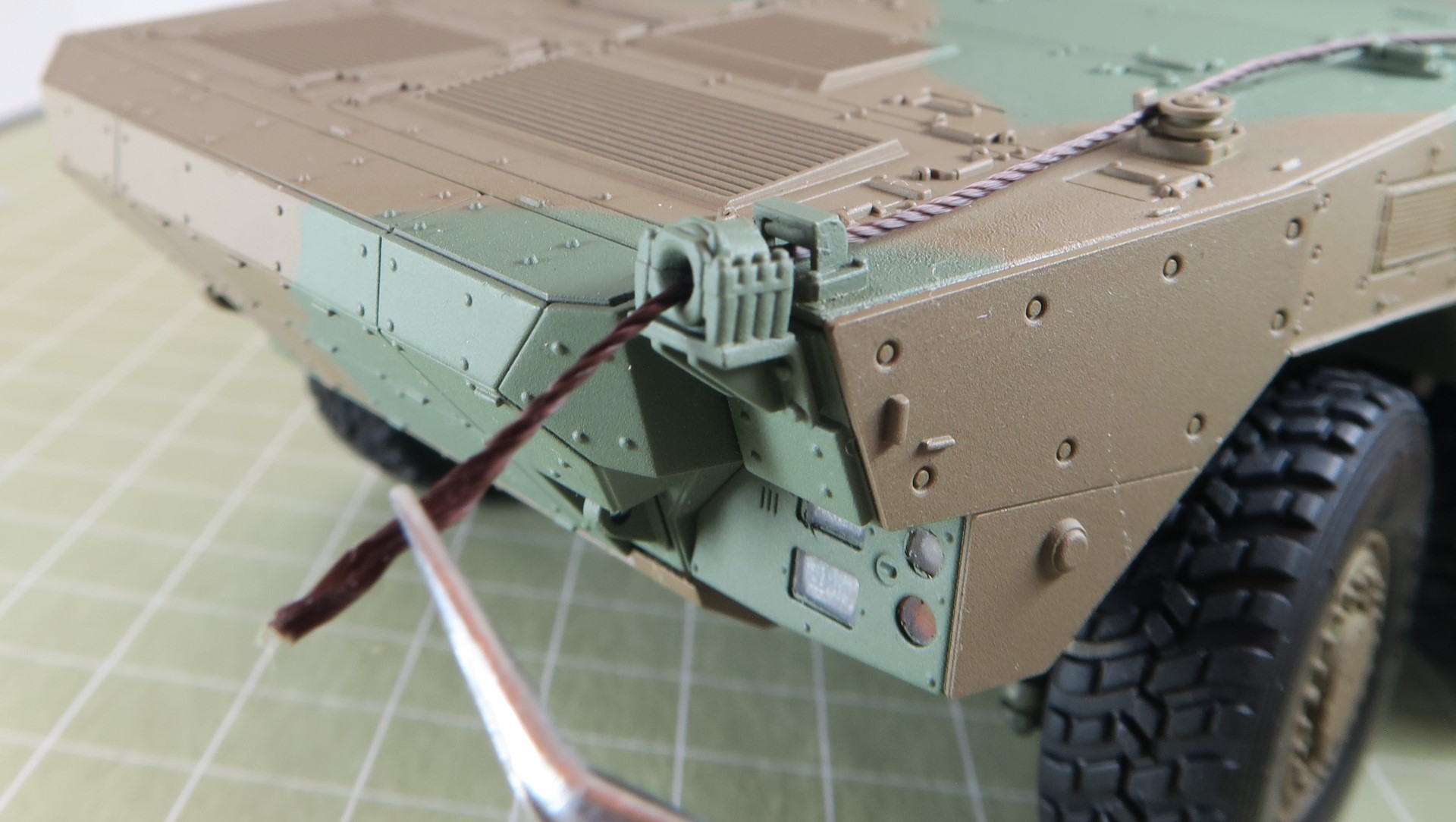 小さなパーツが多いのでピンセットで作業するのがオススメ