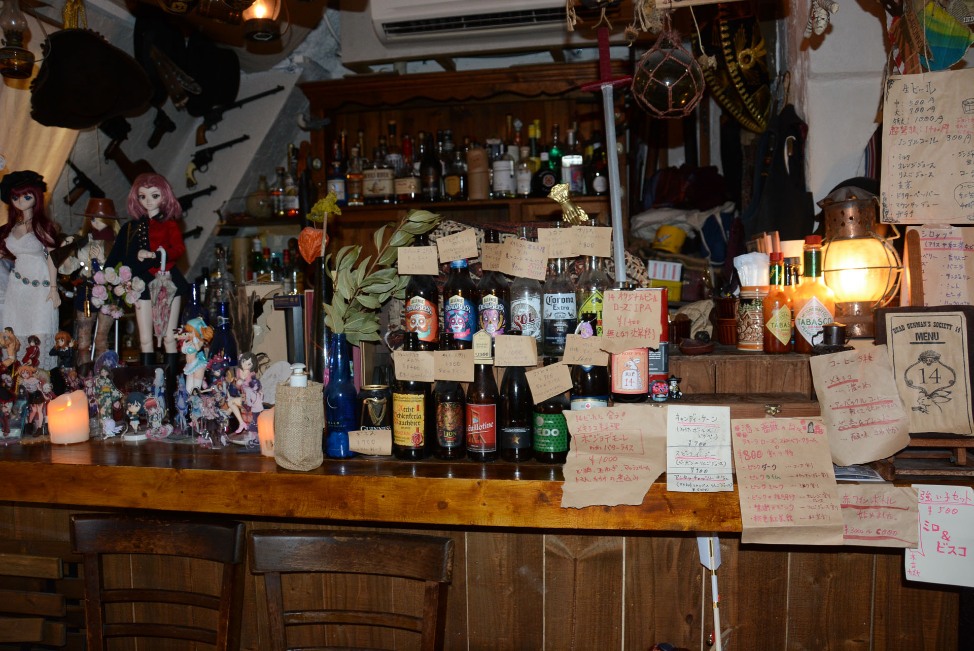 酒瓶でぎっしりのカウンター