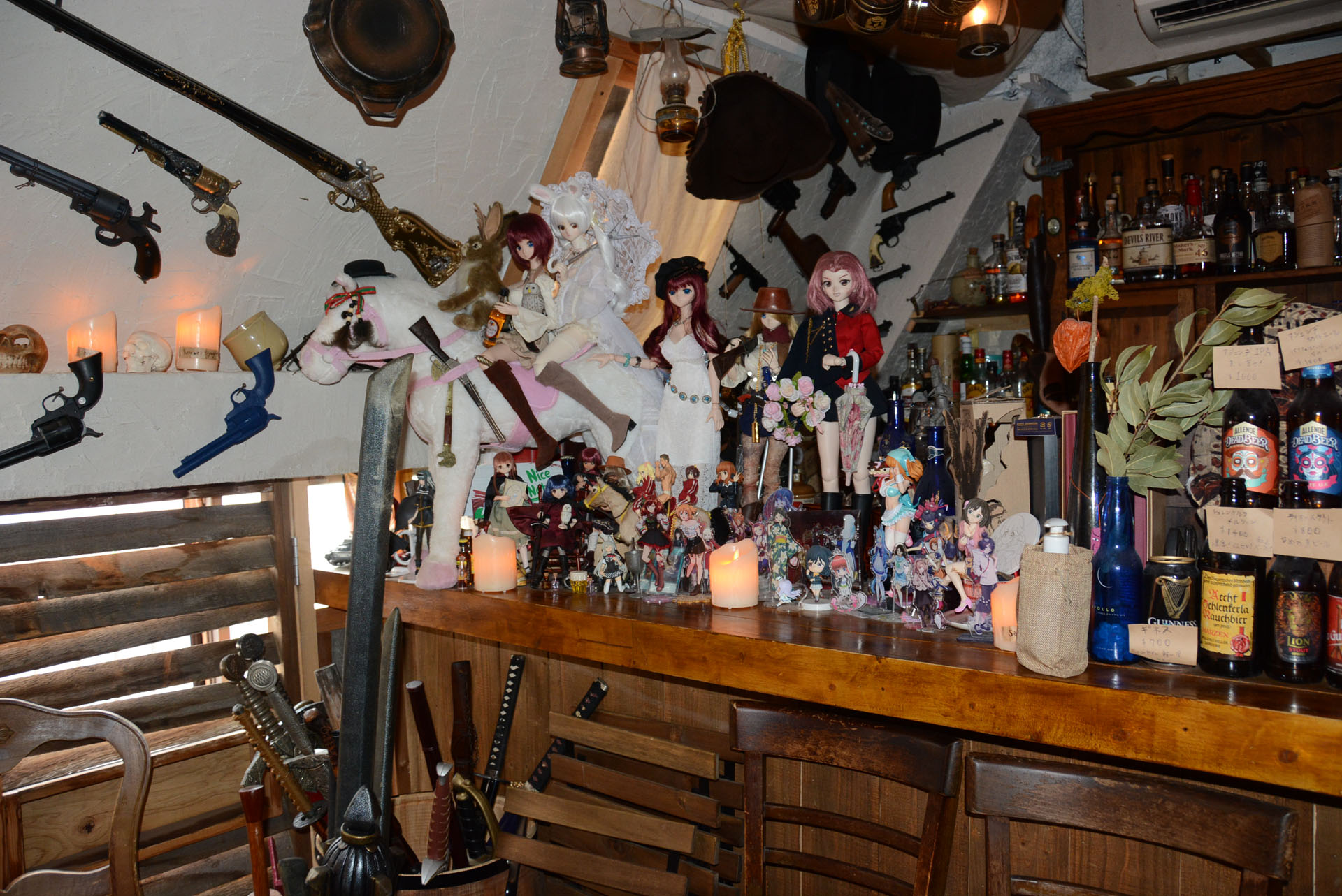 ドールとフィギュアはこのお店の多面性を見せてくれる