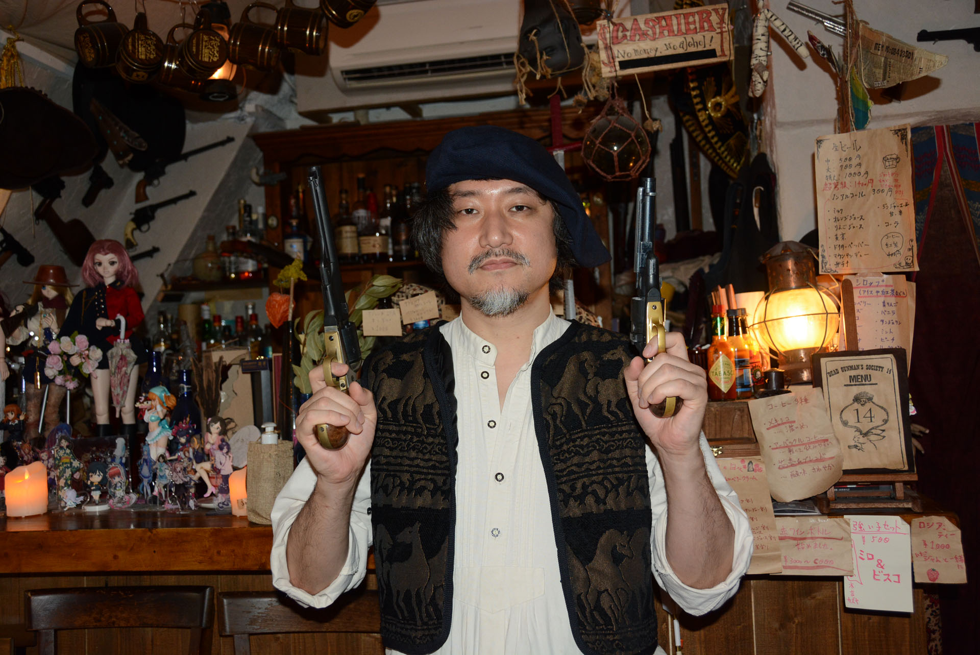 「コルト M1861 ネイビー」をベースに様々なパーツを組み合わせた愛銃。薬莢対応のシリンダー、エジェクターロッド、グリップなど、こだわりがみなぎっている