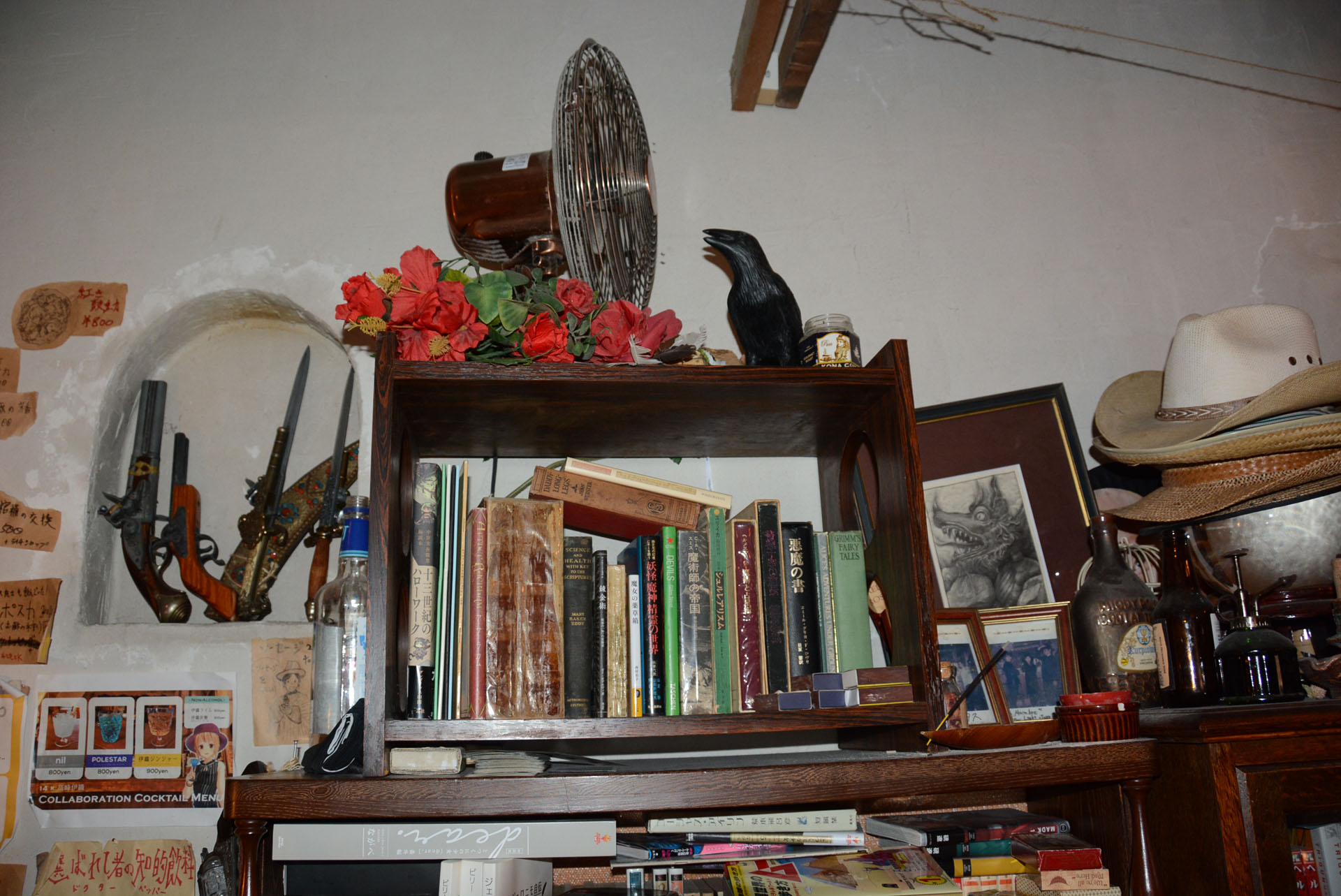 お店を細かくチェックすると、おみつ氏の多趣味さが実感できる。話のきっかけになるだろう