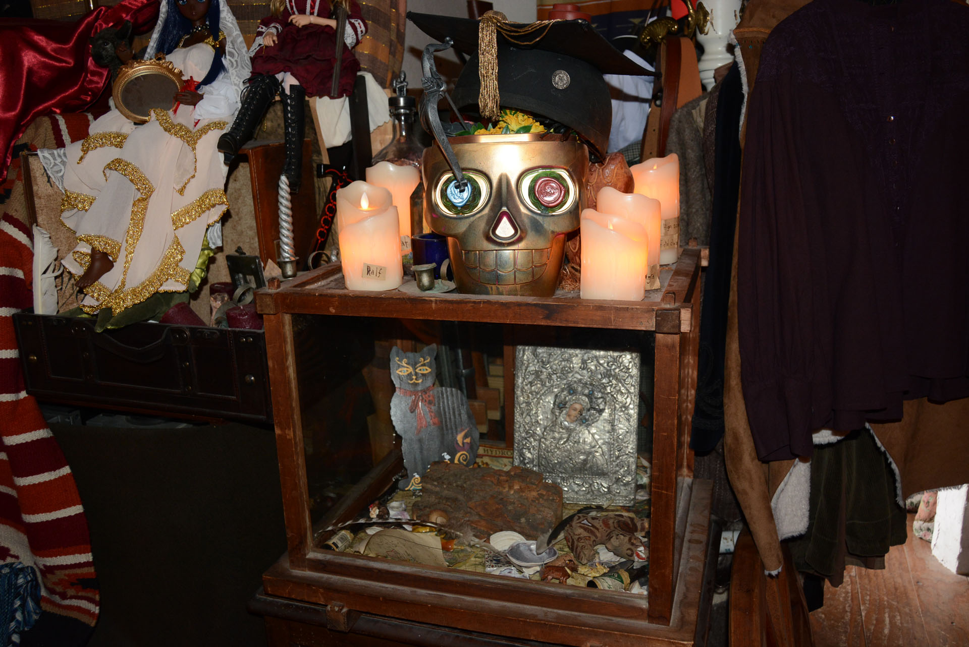 お店を細かくチェックすると、おみつ氏の多趣味さが実感できる。話のきっかけになるだろう