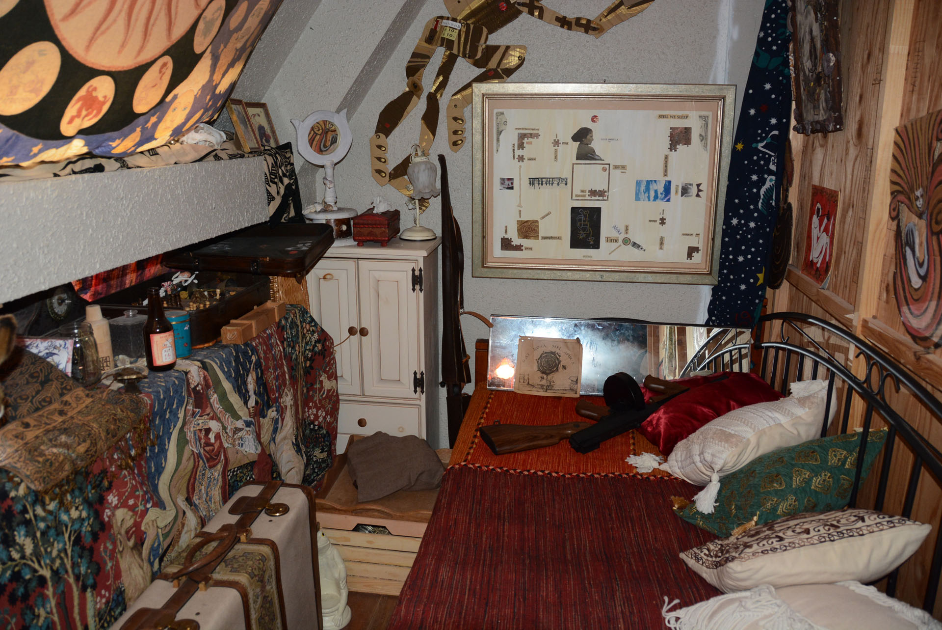 控え室は禁酒法テイスト。トンプソンや隠された酒瓶などがある