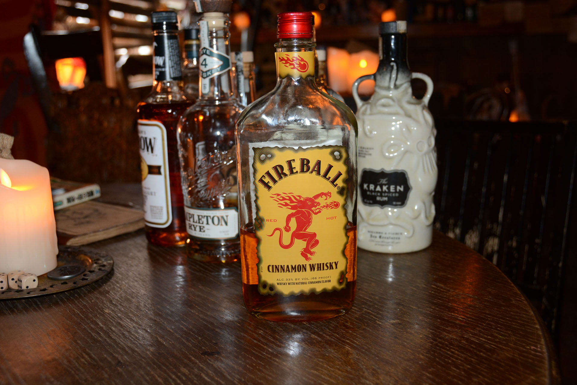 シナモンとレッドペッパーの入ったブレンドウィスキー「FIRE BALL」。攻撃魔法風の名前だ