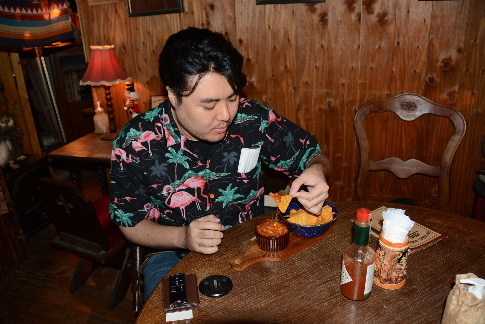 「ビバ、メヒコ」はコンビーフの入ったトマトベースのソースをドリトスに付けて食べるメニュー