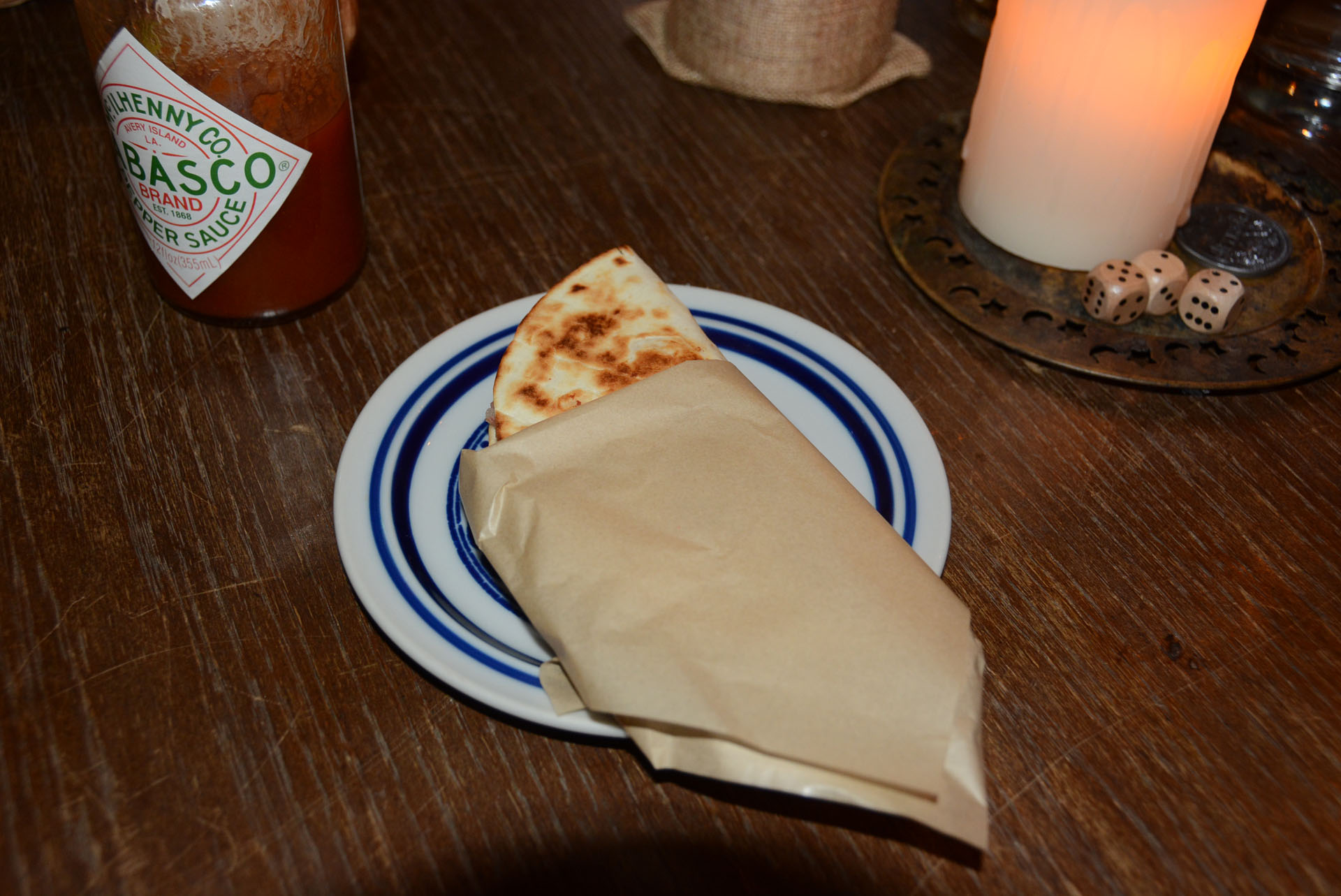 タコスにコンビーフとチーズを挟んだ料理「ケサディア」