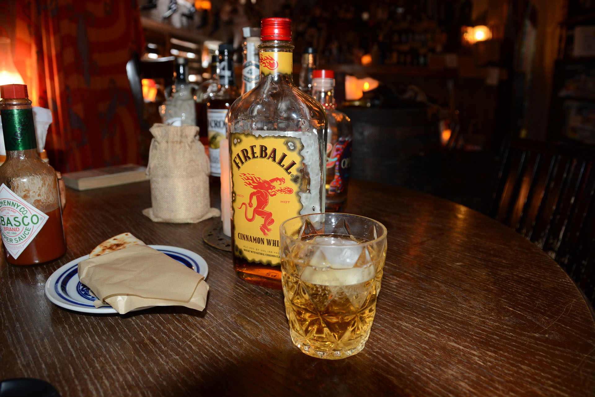 「FIRE BALL」をジンジャーエールで割ったもの。お菓子感覚の甘さのあるドリンクに