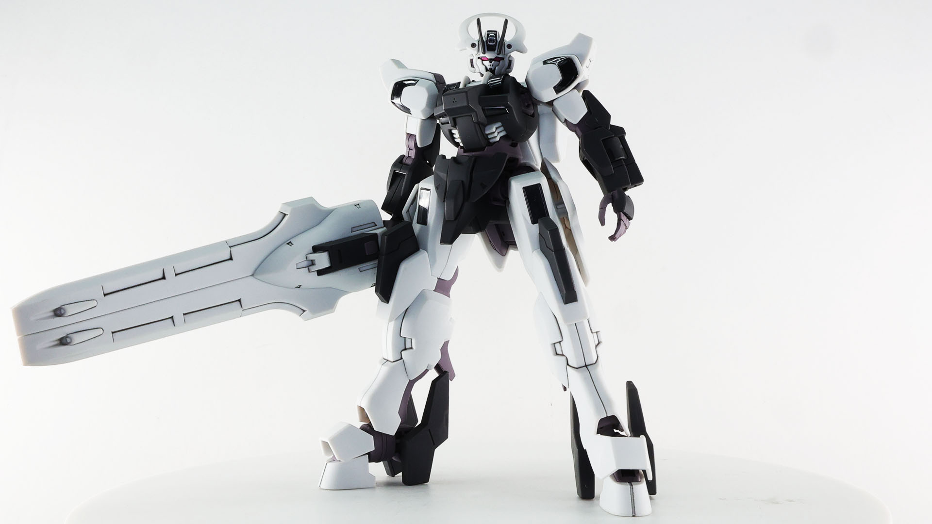 大剣的な“ガーディアン・シース”を構えたガンダムシュバルゼッテ